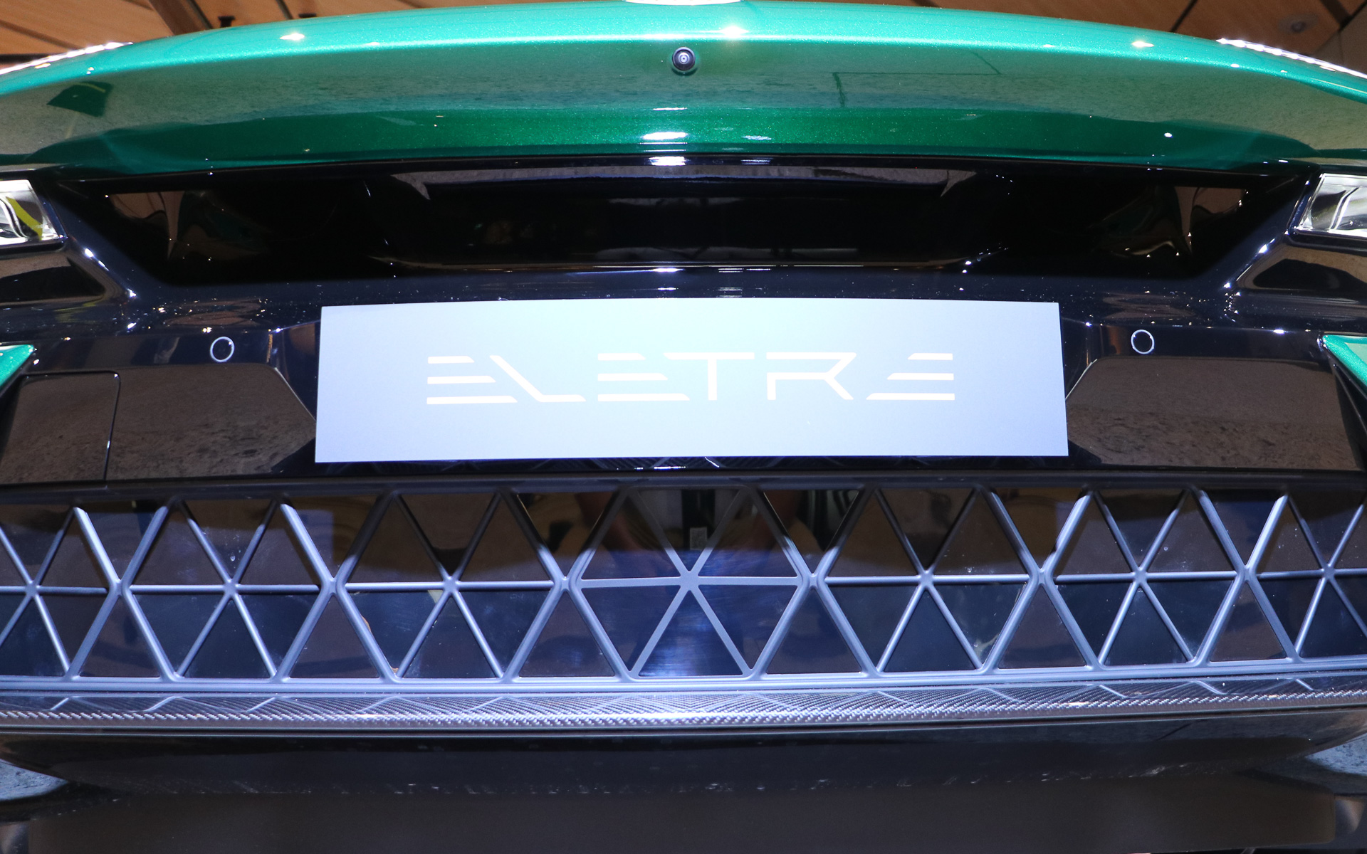 バンパー下部には開閉式のアクティブグリルシャッターを完備