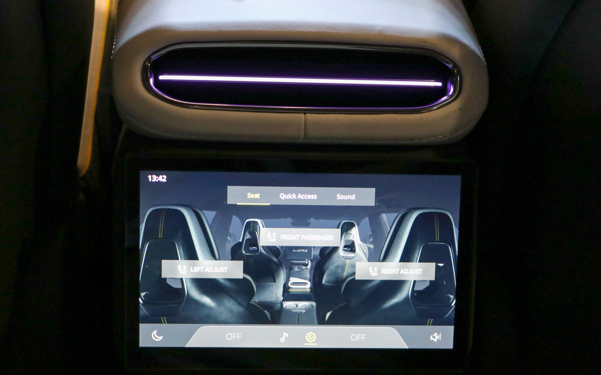 5人乗りはセンターコンソール後方に8インチのディスプレイが備わる