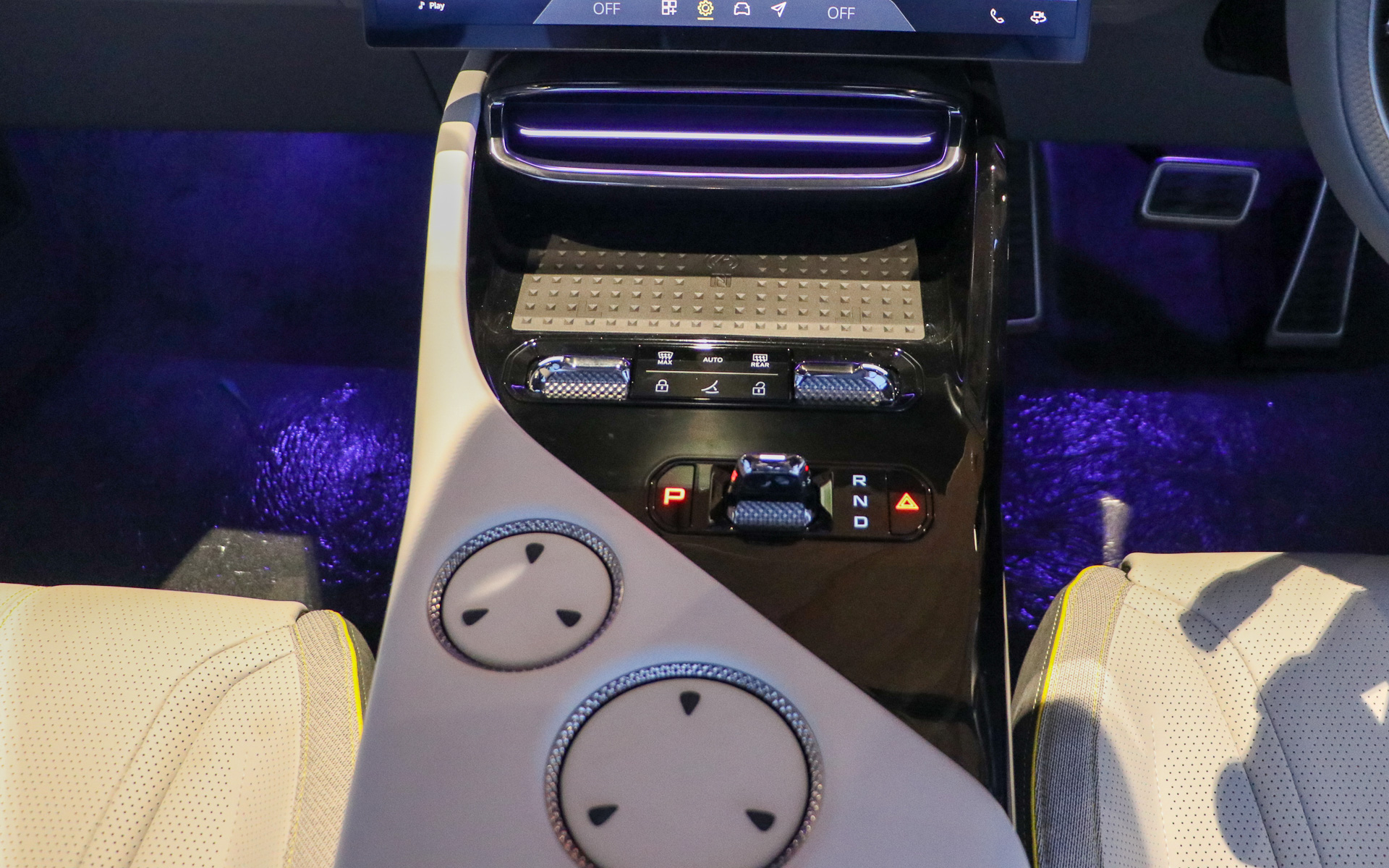 シフトまわり、2つの丸は異径のドリンクホルダー、奥には置き充電も完備