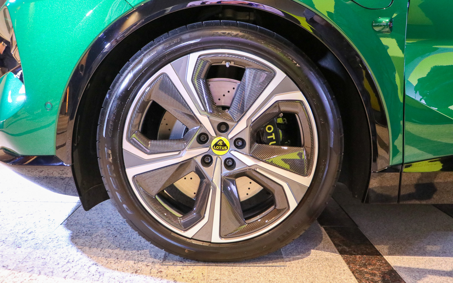 ホイールはフロントが9.0J×22インチ、リアが11.0J×22インチ。ほかに20インチ（Sグレードのみ）、23インチの設定もある（写真はフロントタイヤ）