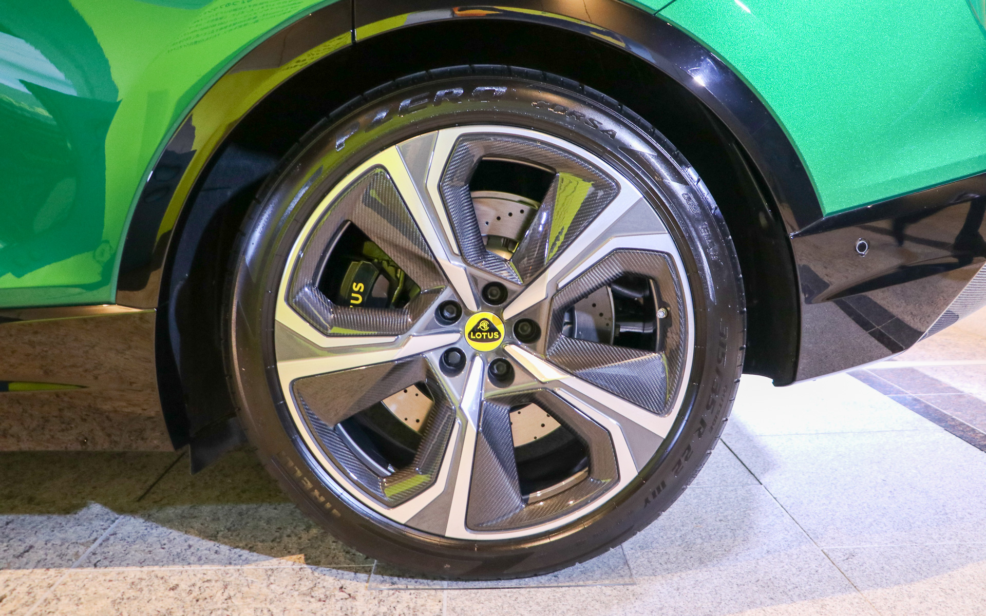 Rグレードの装着タイヤはピレリ「P Zero CORSA」でサイズは前275/40R22、後315/35R22（写真はリアタイヤ）