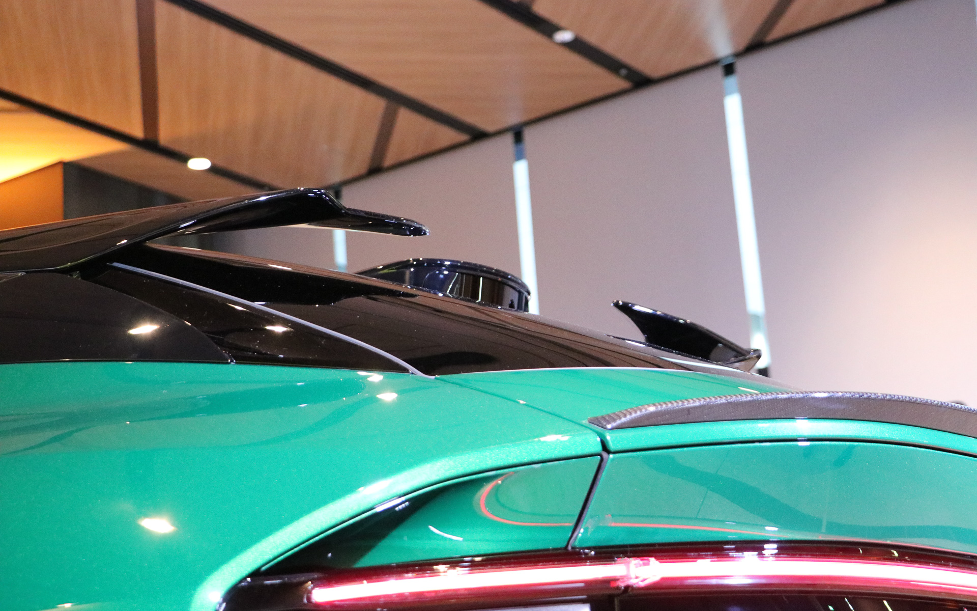 ルーフウイングレットは左右が分かれている。中央は後方用LiDAR