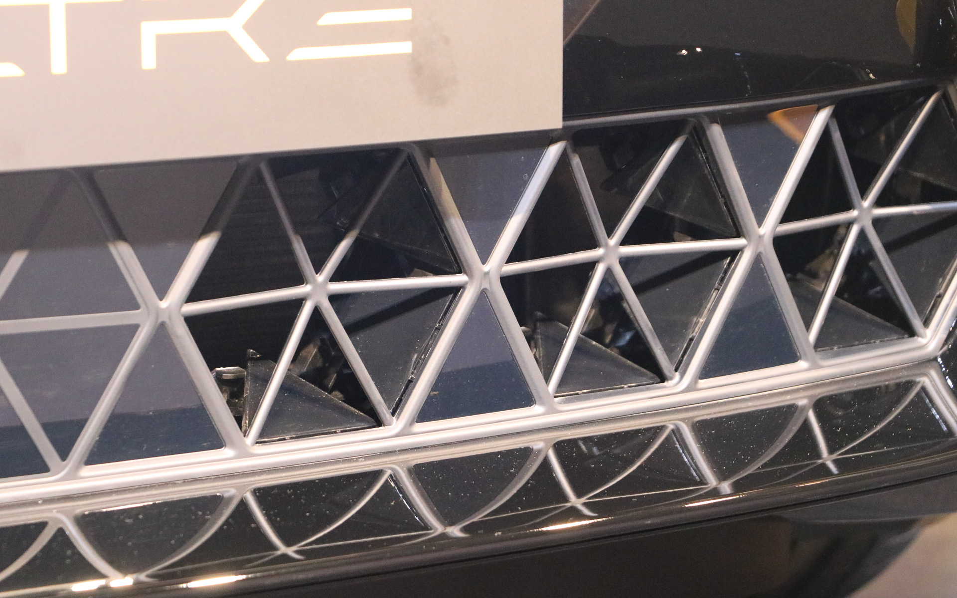 アクティブグリルシャッターが開いた状態。モーターやブレーキの冷却に活用される