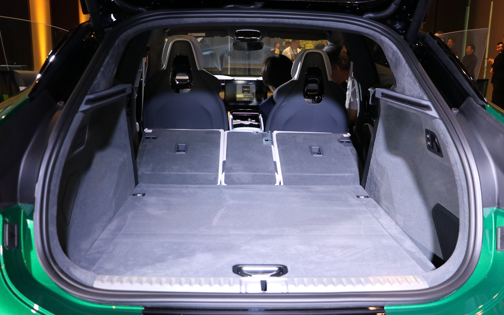 後席をすべて倒すとラゲッジスペースは1532Lまで拡張