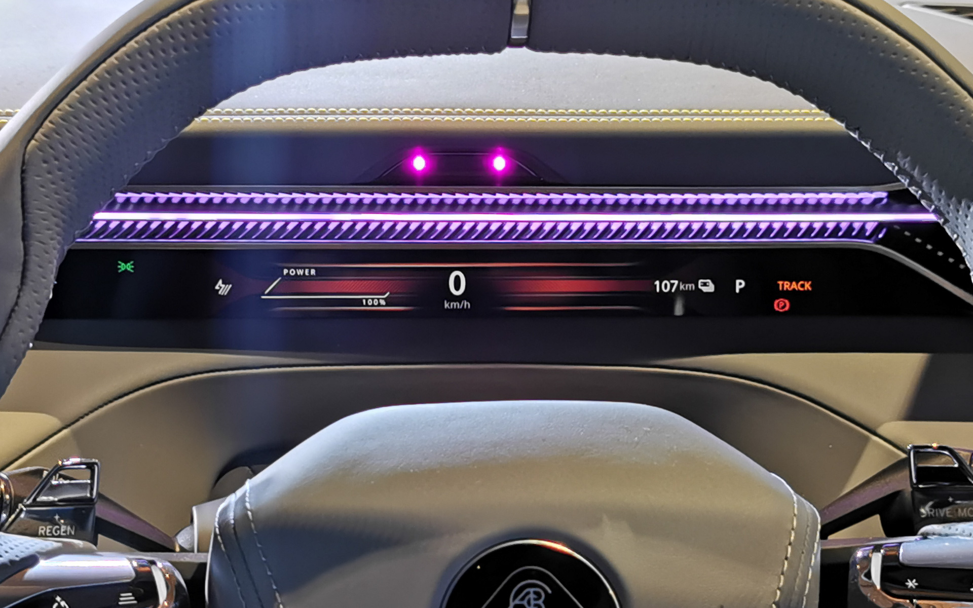 12.6インチのHD 有機EL（OLED）インストルメントクラスター