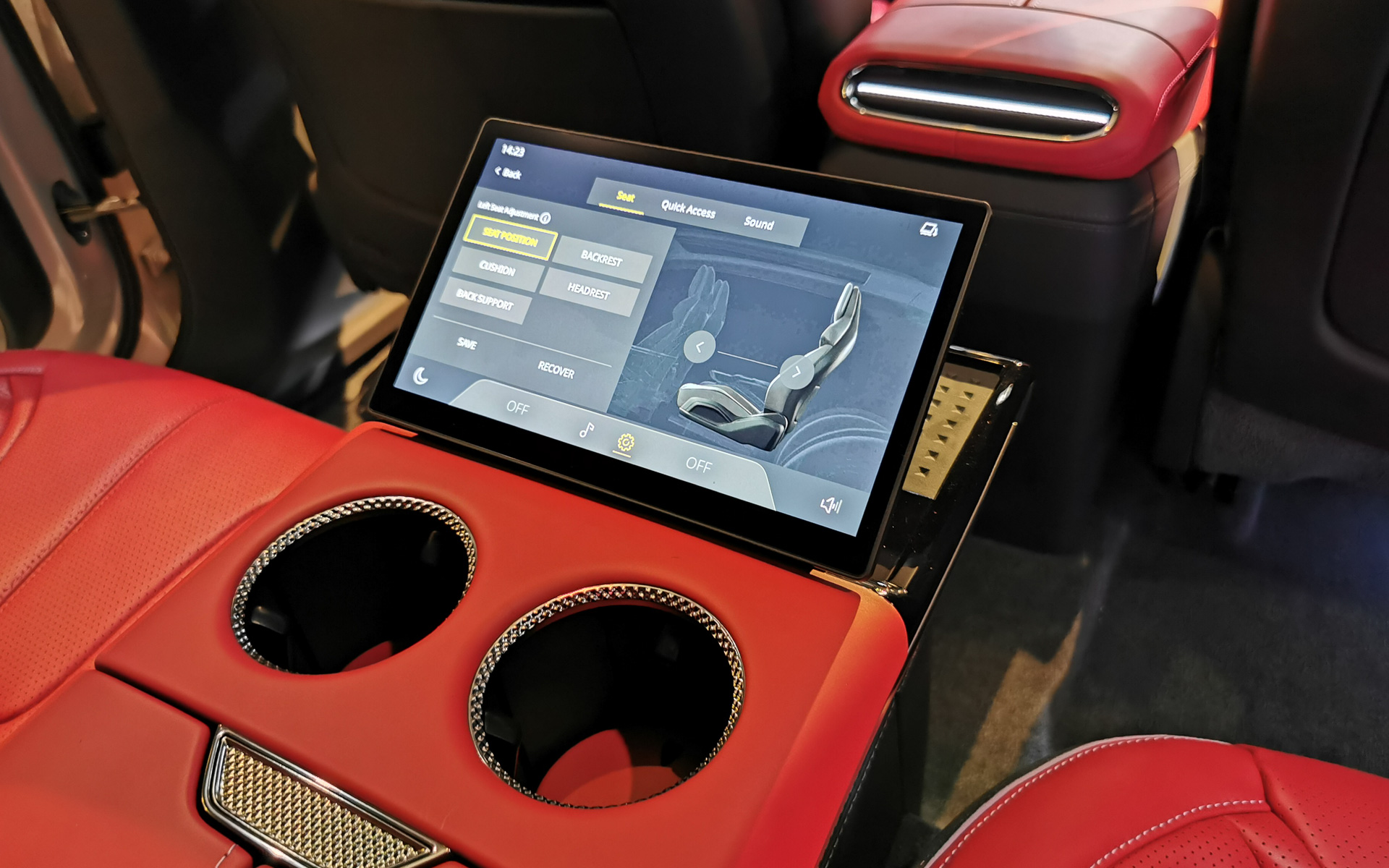 4人乗りの後席は肘置きに9インチのディスプレイが備わる