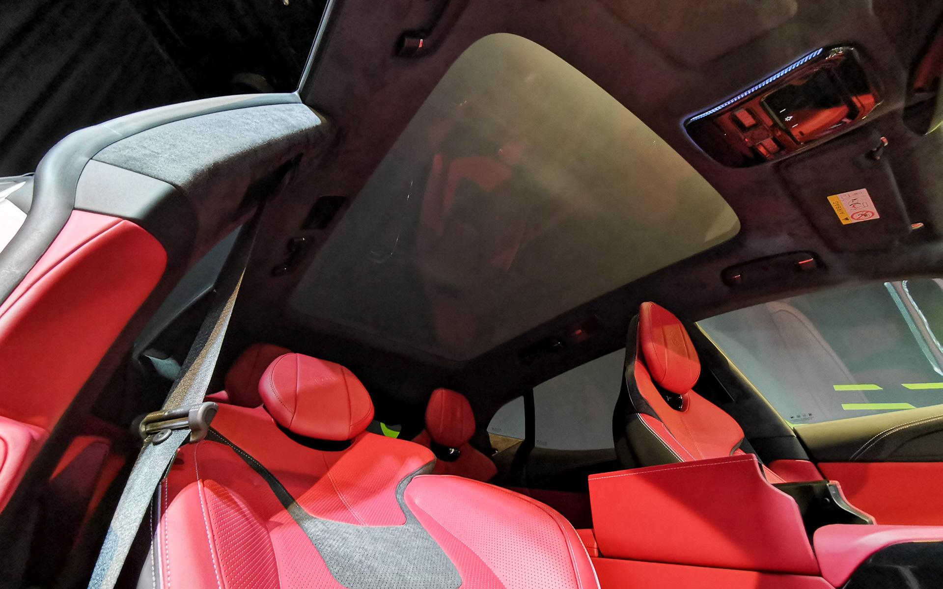 ルーフは開放感のある大きな窓ガラス