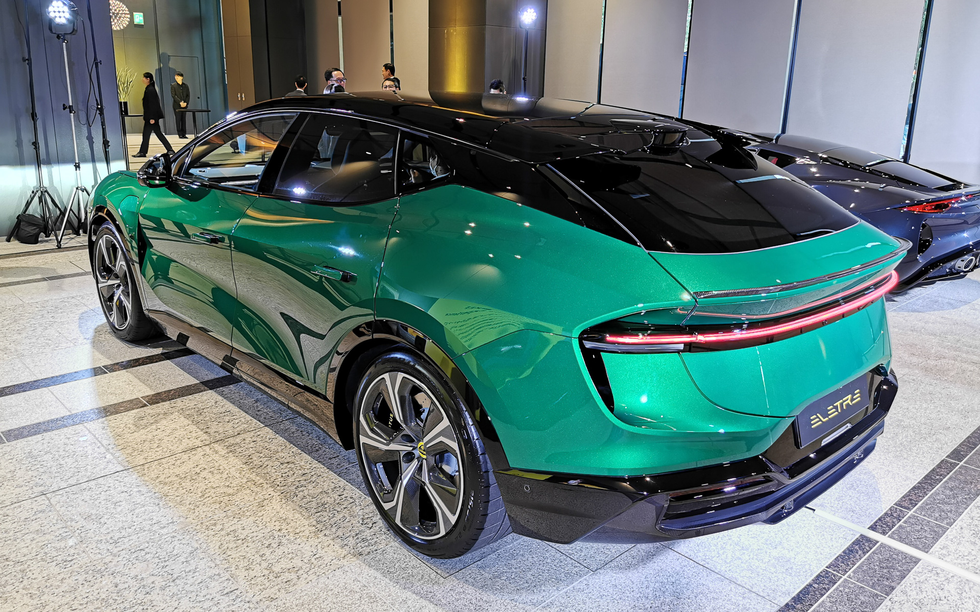 写真はRグレード