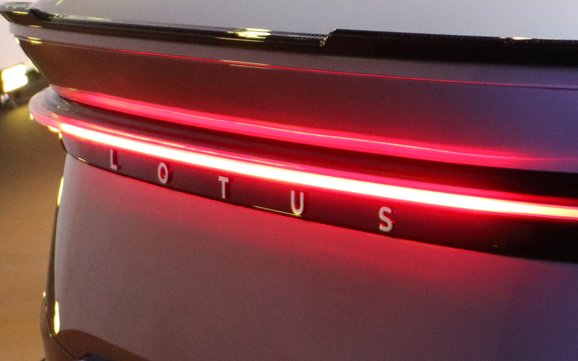 Sグレードはリアの「LOTUS」の文字が白