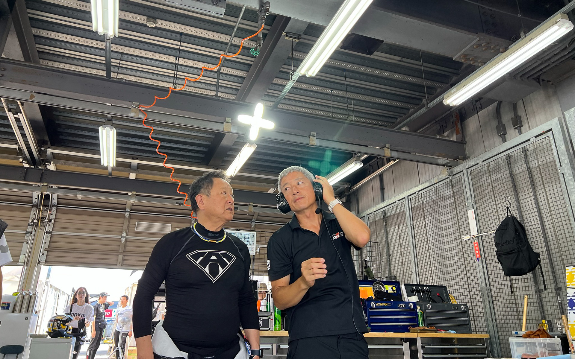 何やら打ち合わせるモリゾウ選手（左）と齋藤尚彦氏（右）