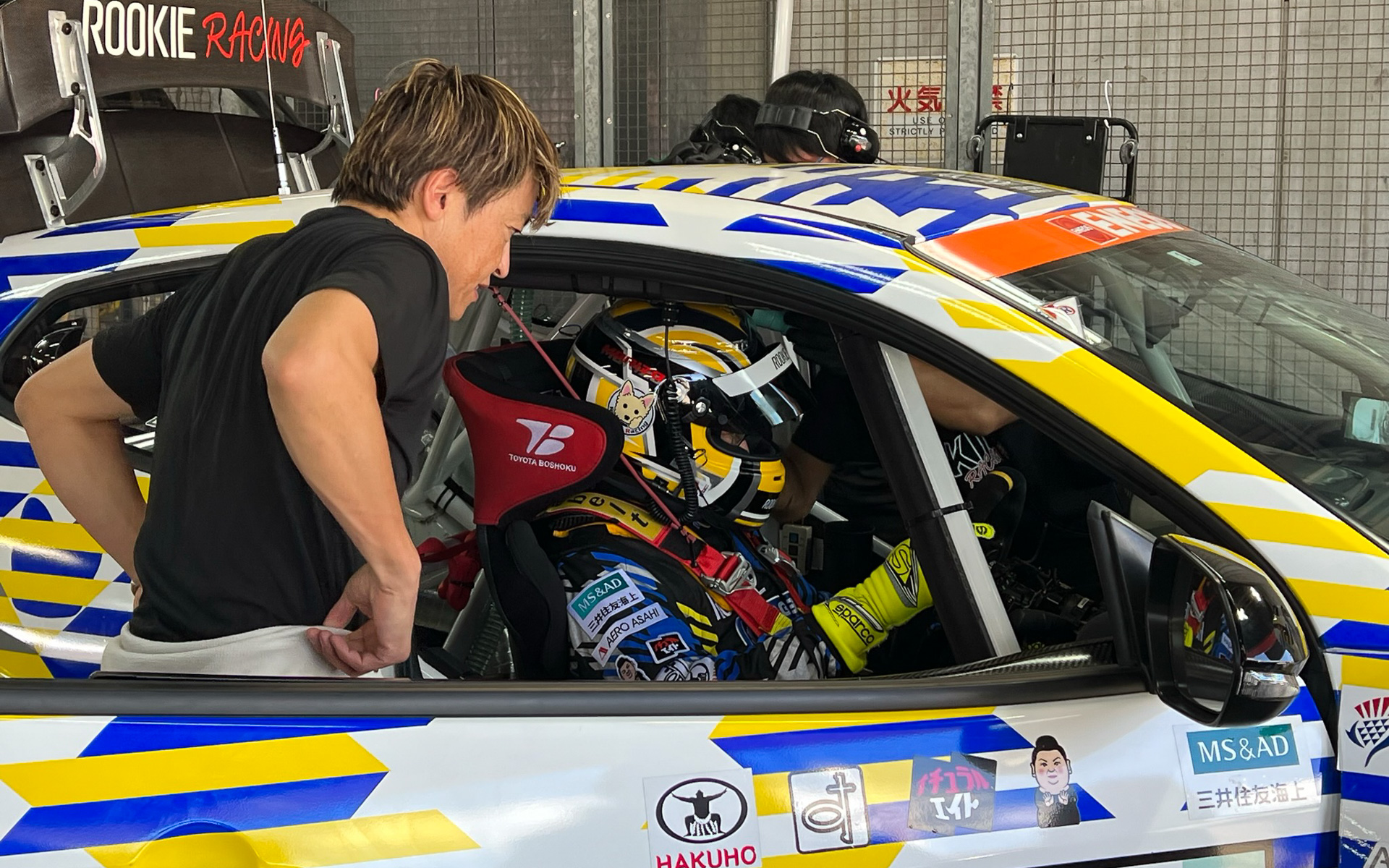 走行に臨むモリゾウ選手こと豊田章男氏。直前に走行した佐々木選手とあれこれ打ち合わせ