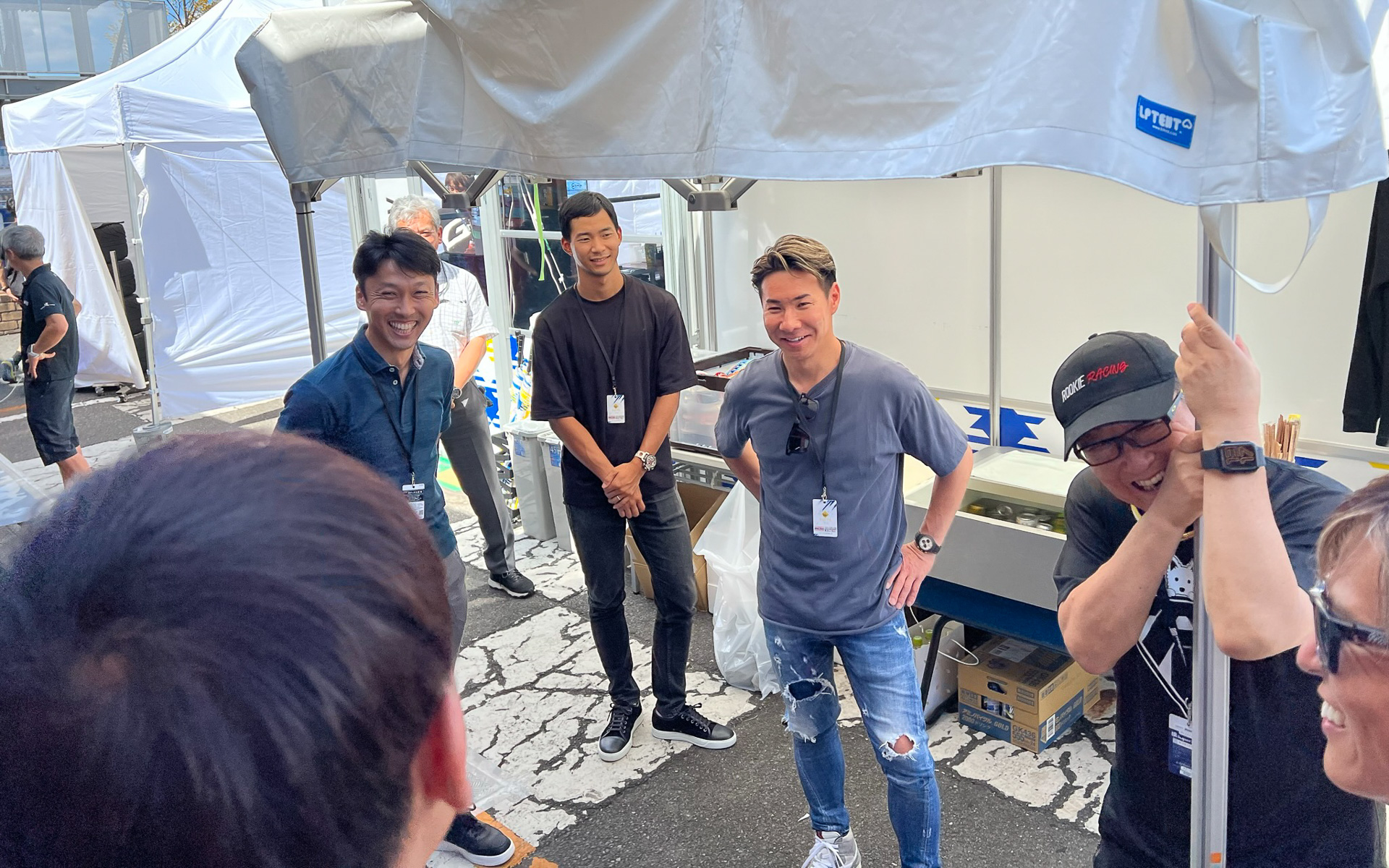 スーパー耐久を応援に訪れたWEC（世界耐久選手権）チーム。左からTGR-E副会長 中嶋一貴氏、平川亮選手、小林可夢偉チーム代表兼選手。ル・マン優勝者、世界チャンピオンが3人という豪華な顔ぶれ。トヨタの歴史を作り続けている3人でもあり、翌週の富士6時間レースに挑んでいく