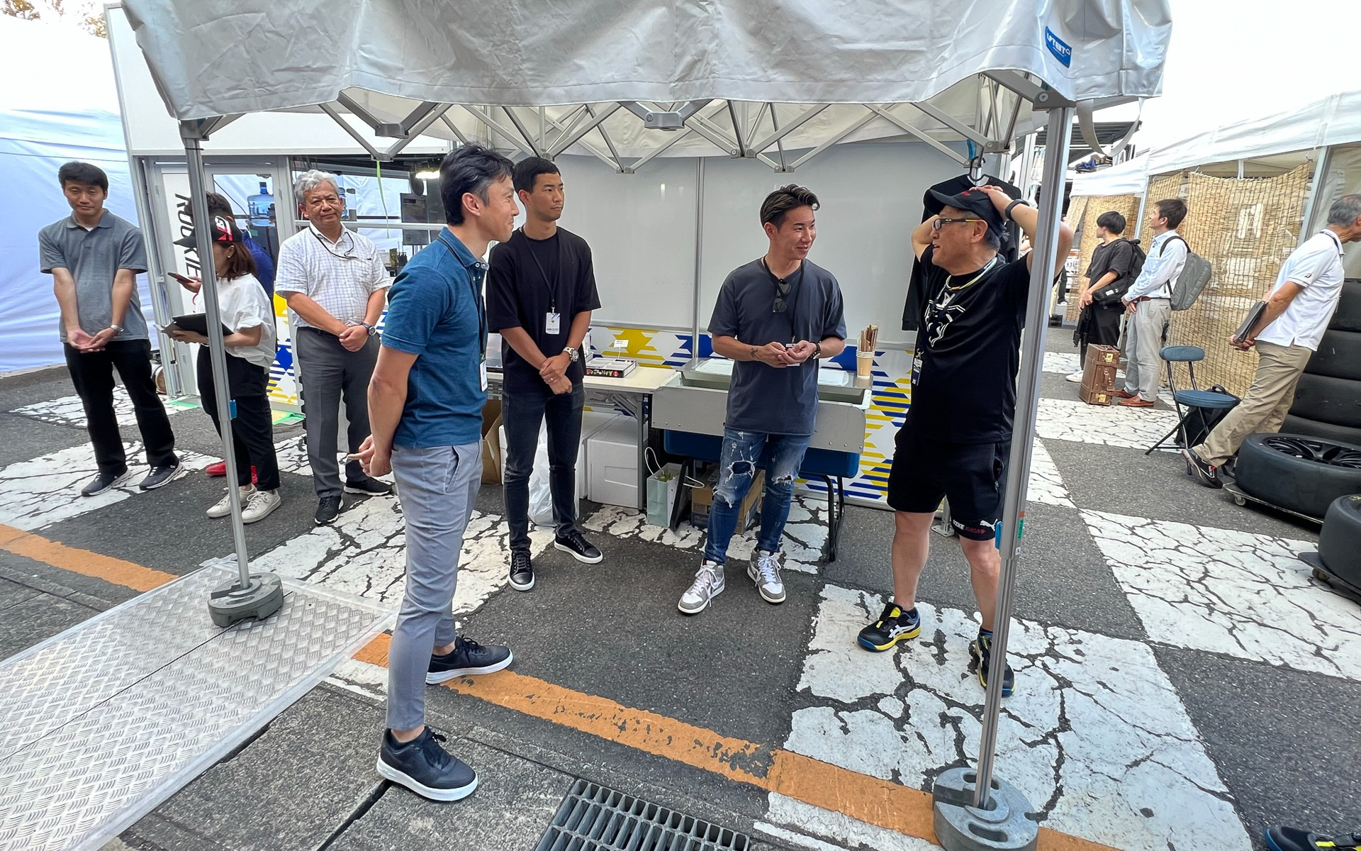 練習走行後の豊田章男会長。会長というより、単なるクルマ好きとして富士6時間のために帰国した中嶋一貴氏、平川亮選手、小林可夢偉選手らと会話を楽しむ