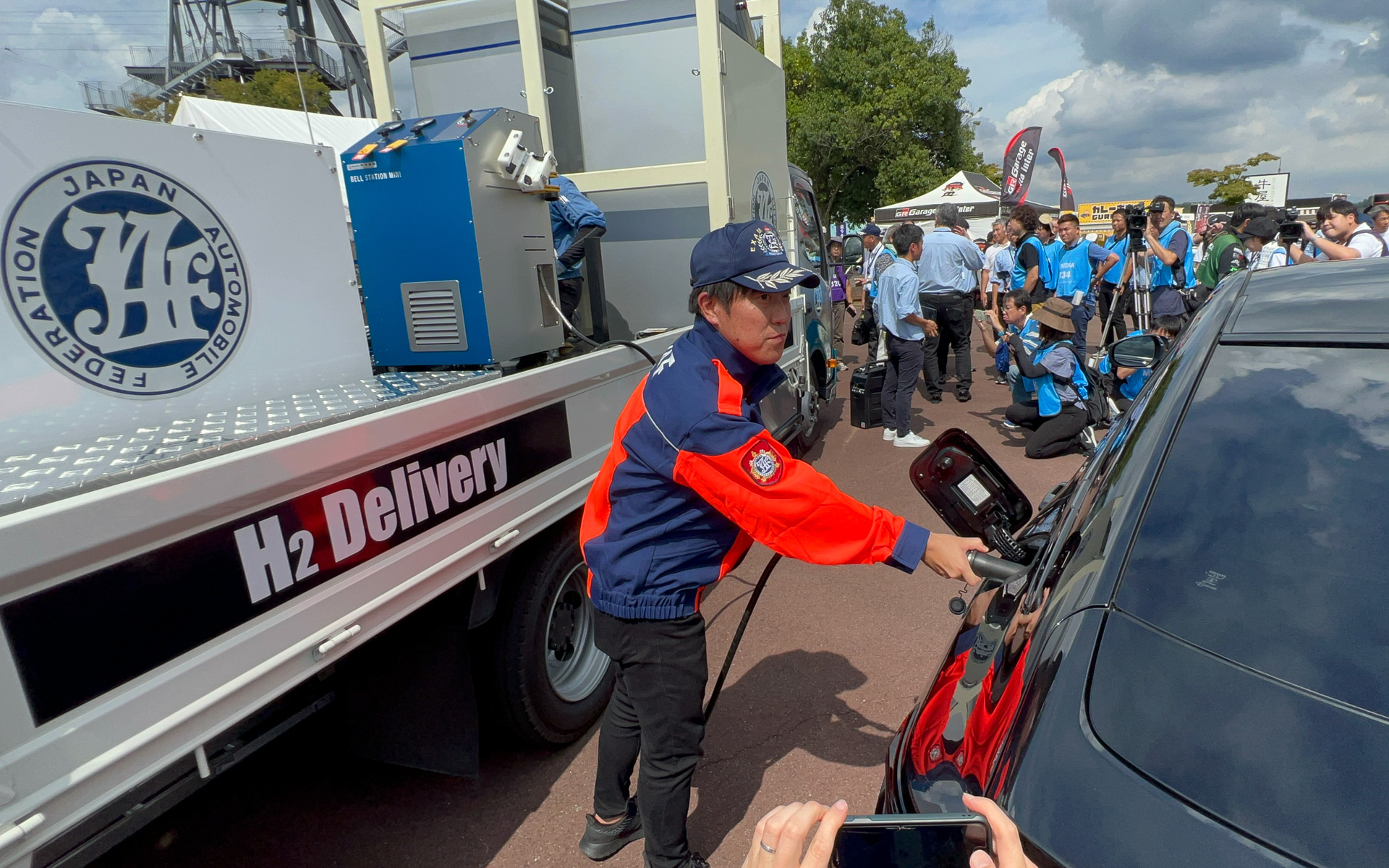 移動式給水素車から新型クラウンセダン日本仕様に給水素。「水素欠」に対応