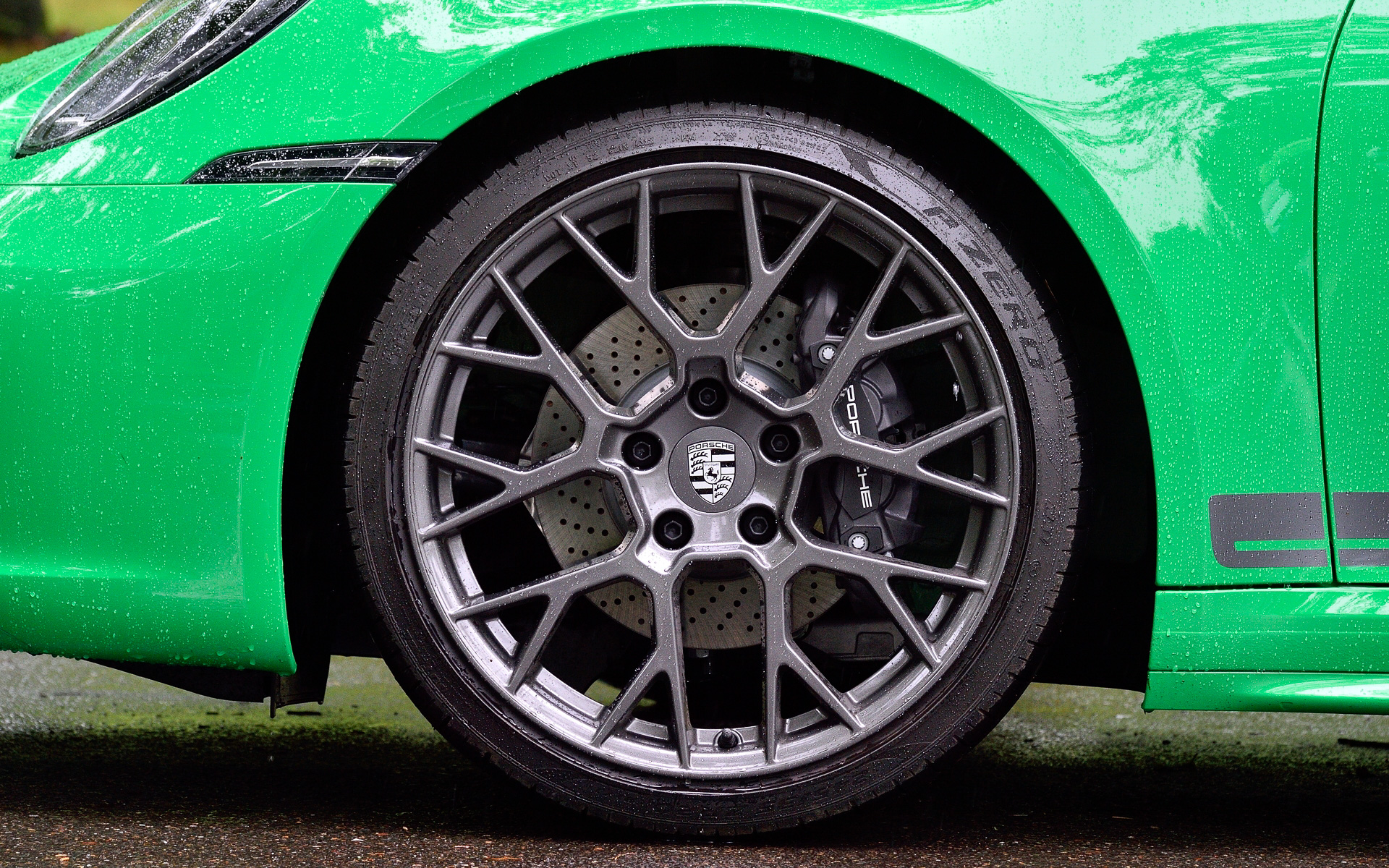 撮影車はフロント20インチ、リア21インチのハイグロスチタニウムグレーのRS Spyder Designホイール（タイヤはピレリ「P ZERO」）を装着。そのほか911 カレラTの専用装備としては「GTスポーツステアリングホイール」「スポーツエグゾーストシステム」なども用意される