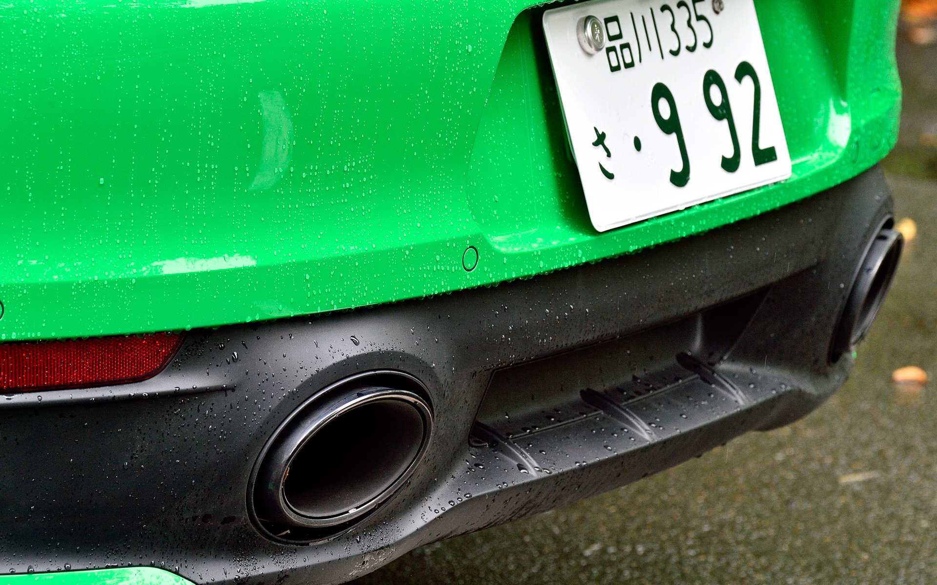 撮影車はフロント20インチ、リア21インチのハイグロスチタニウムグレーのRS Spyder Designホイール（タイヤはピレリ「P ZERO」）を装着。そのほか911 カレラTの専用装備としては「GTスポーツステアリングホイール」「スポーツエグゾーストシステム」なども用意される