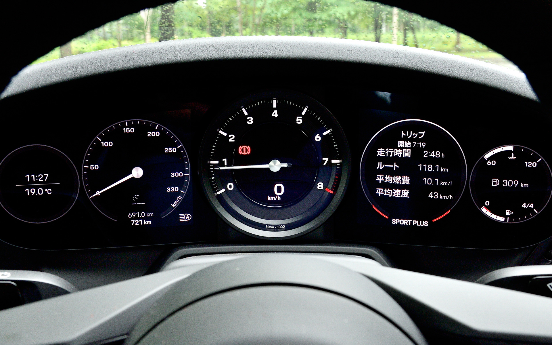 マットブラックとハイグロスブラックの2トーン仕上げられたインテリアでは、4Wayスポーツシートプラスを標準装備。また、オプションの「カレラTインテリアパッケージ」（撮影車は装着）を選択すれば、シートベルトの色をスレートグレーまたはリザードグリーンから選べるほか、ヘッドレストにエンボス加工される911ロゴやシートセンターのストライプも同じカラーで仕上げられる