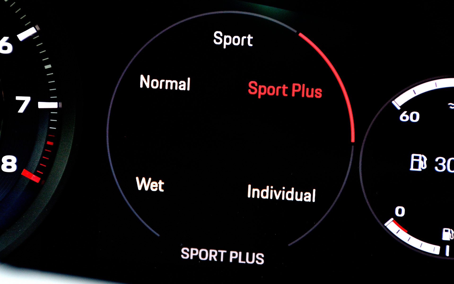 マットブラックとハイグロスブラックの2トーン仕上げられたインテリアでは、4Wayスポーツシートプラスを標準装備。また、オプションの「カレラTインテリアパッケージ」（撮影車は装着）を選択すれば、シートベルトの色をスレートグレーまたはリザードグリーンから選べるほか、ヘッドレストにエンボス加工される911ロゴやシートセンターのストライプも同じカラーで仕上げられる