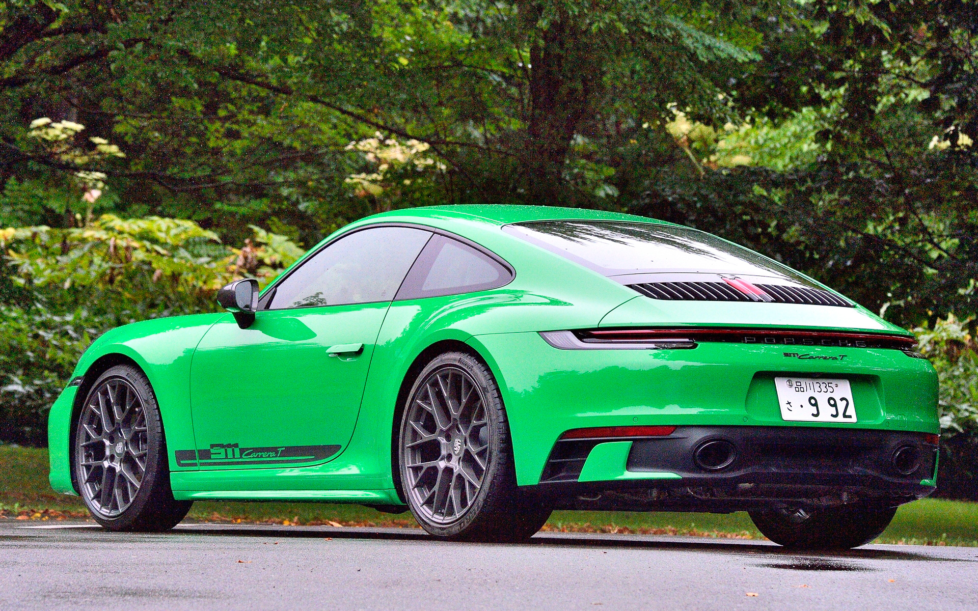 カレラTのボディサイズは4530×1852×1293mm（全長×全幅×全高）、ホイールベースは2450mm。軽量化のため遮音材とリアシートが省かれるとともに、軽量ガラスや軽量バッテリを採用し、7速MTモデルの車重は市販911シリーズで最軽量となる1470Kgを達成