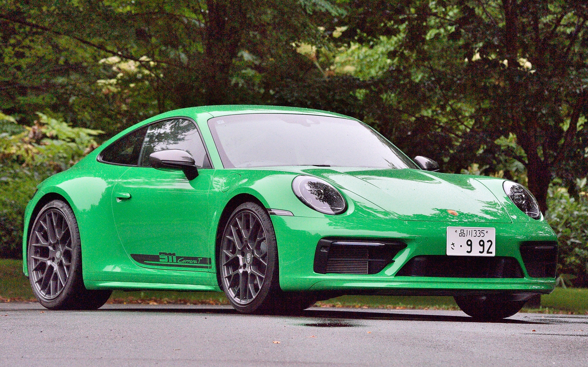 今回試乗したのは2022年10月に予約受注を開始した新型「911 カレラT」（1757万円）。“T”は「ツーリング」を意味し、ピュアドライビングエクスペリエンスを実現するモデルと位置付けられている。撮影車のボディカラーはスペシャルカラーのパイソングリーン