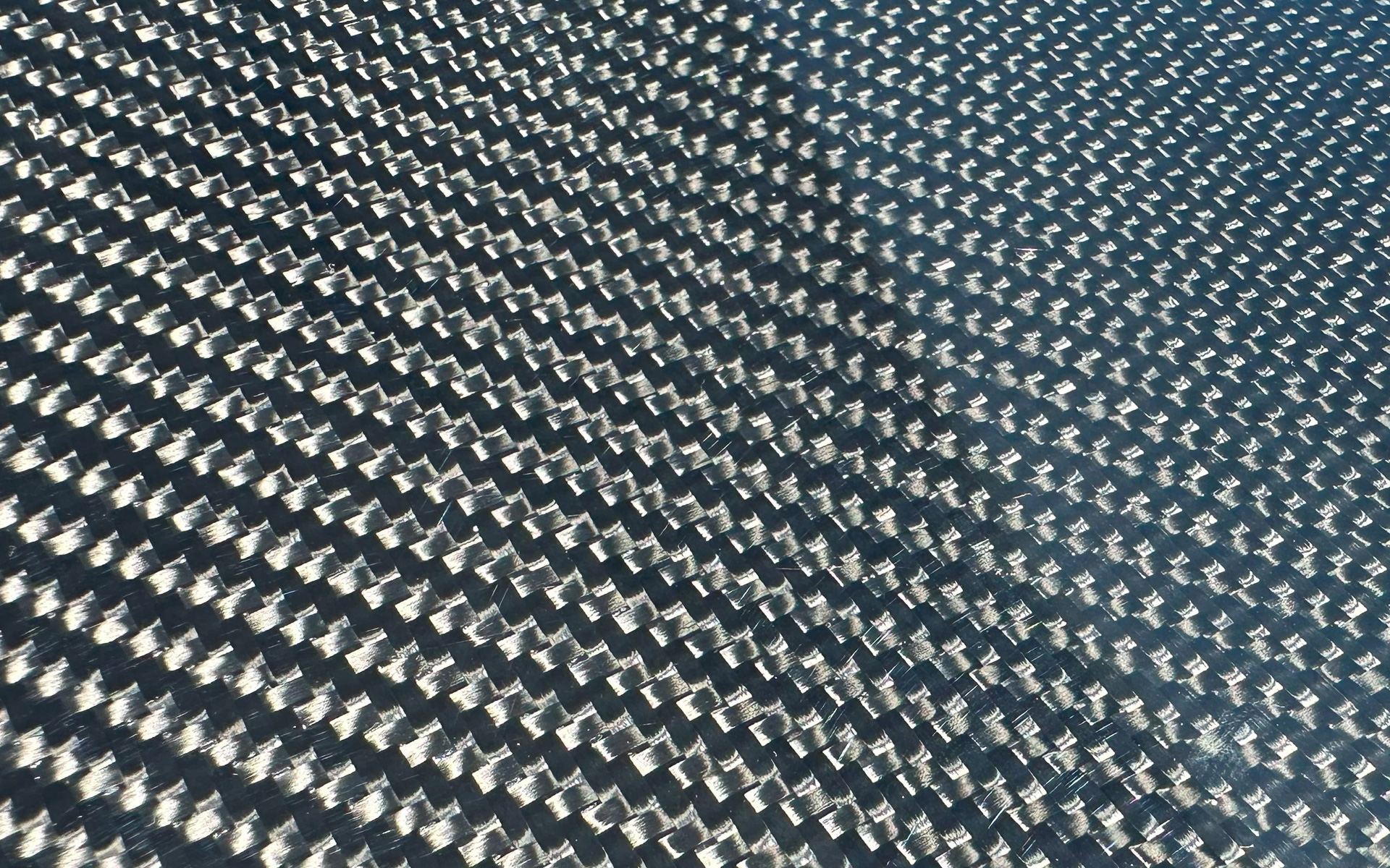 カーボン柄拡大（3K綾織り）。ドライカーボン製品のため生産に時間を要する場合もあるという