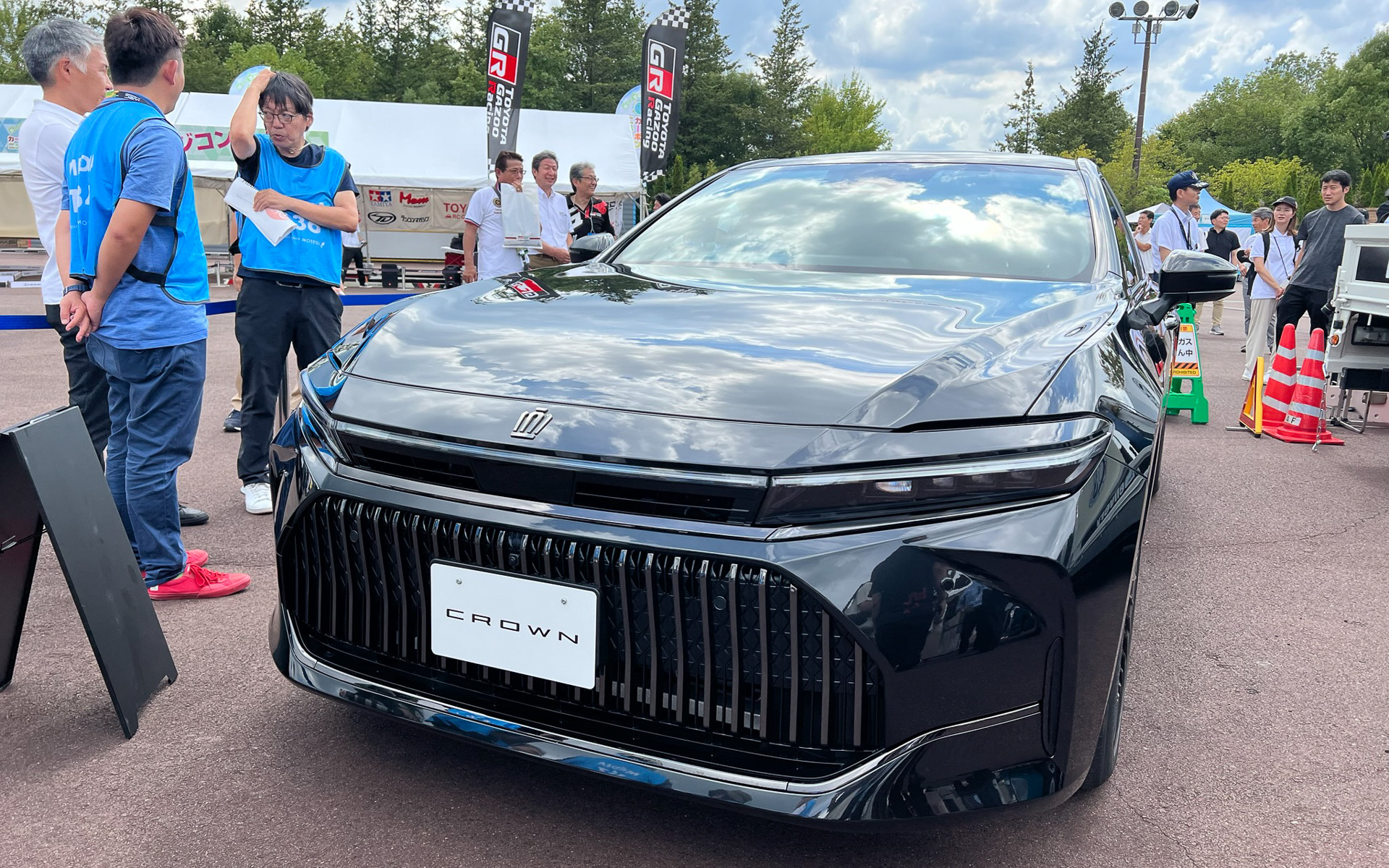 空の映り込みも美しいブラックのボディカラー