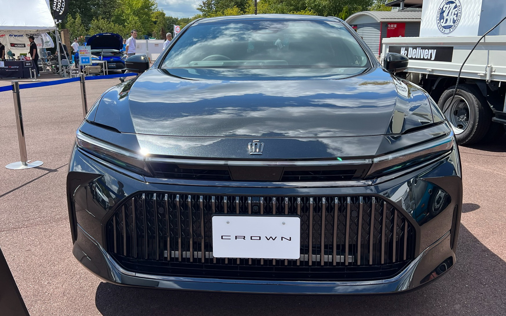 セダンらしい迫力のあるフロントグリルまわり。ヘッドライト部の左右への張り出しも分かる