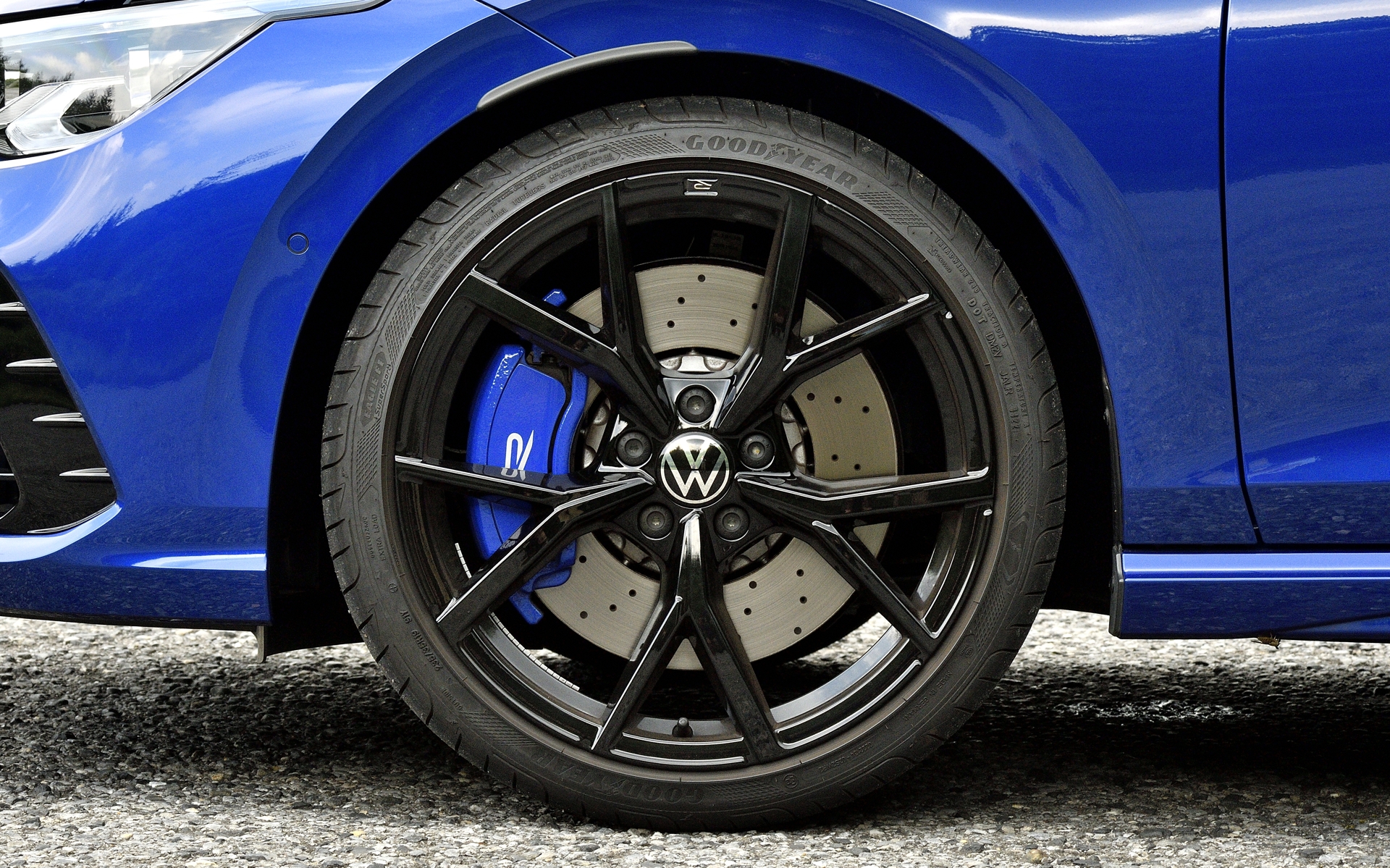 タイヤはグッドイヤーの「イーグルF1スーパースポーツ」で、サイズは前後とも235/35R19