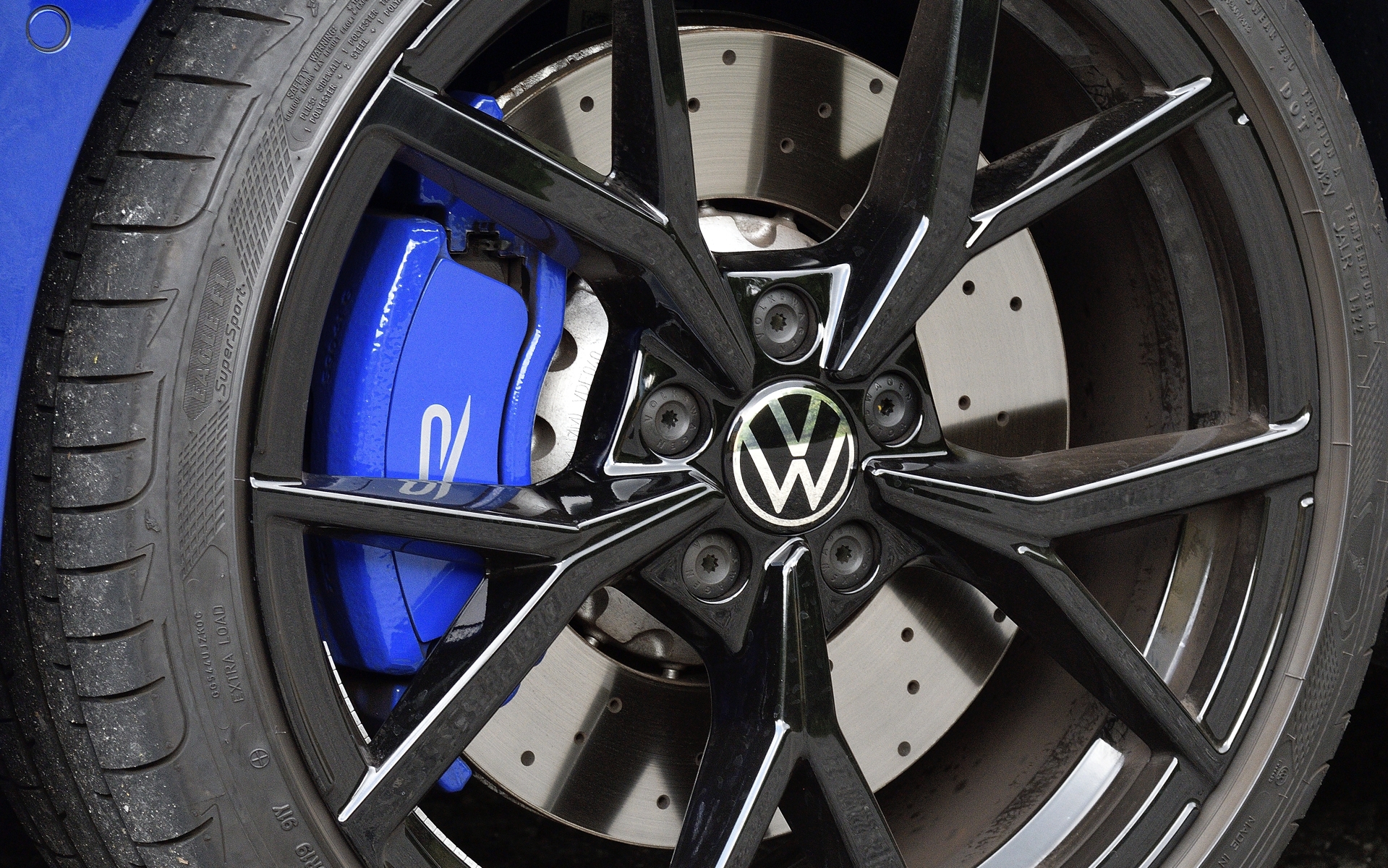 ブルーブレーキキャリパーと19インチのアルミホイールは専用品となる