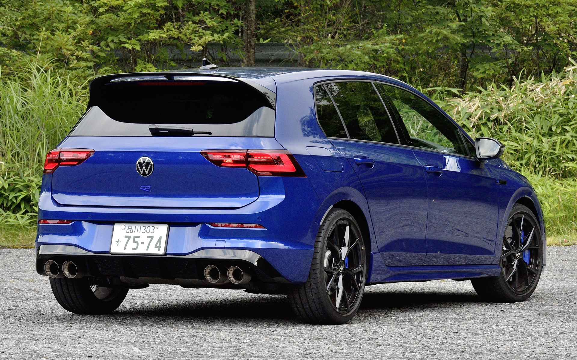 価格は792万8000円で、試乗車のボディカラー「ラピスブルーメタリック」は有償で4万4000円高