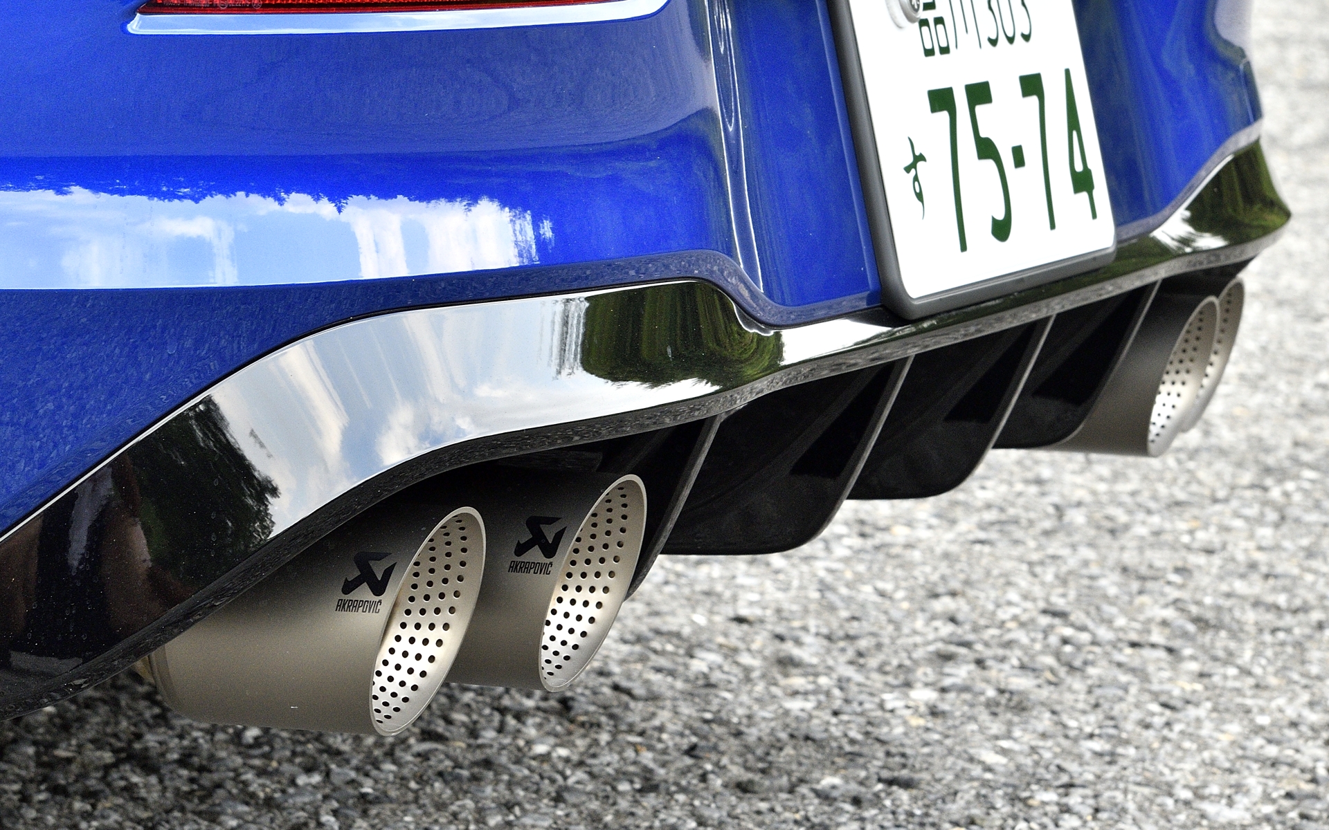 刺激的なサウンドを奏でるAkrapovicチタン製デュアルエキゾーストパイプがおごられる