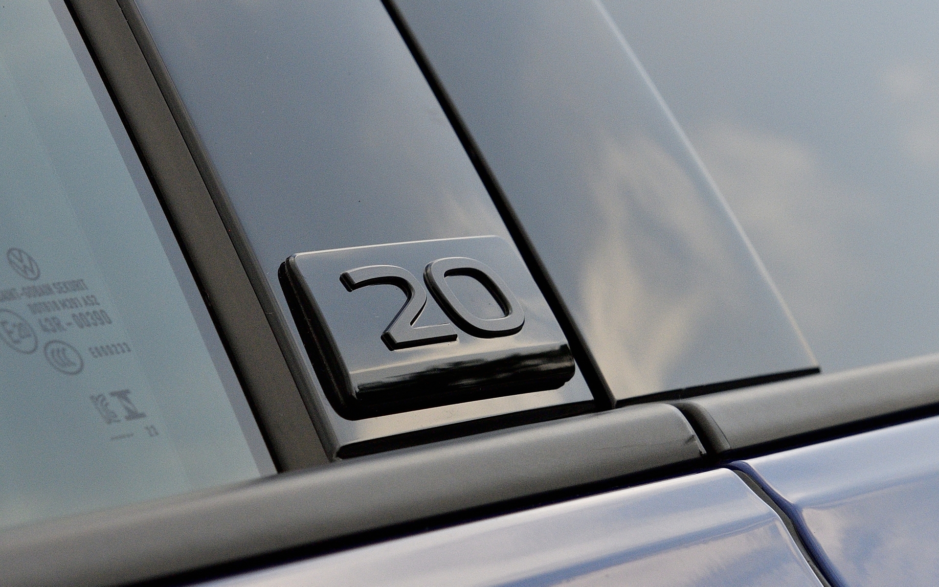 Bピラーにはさりげなく20周年記念モデルの証「20」のエンブレムが配される