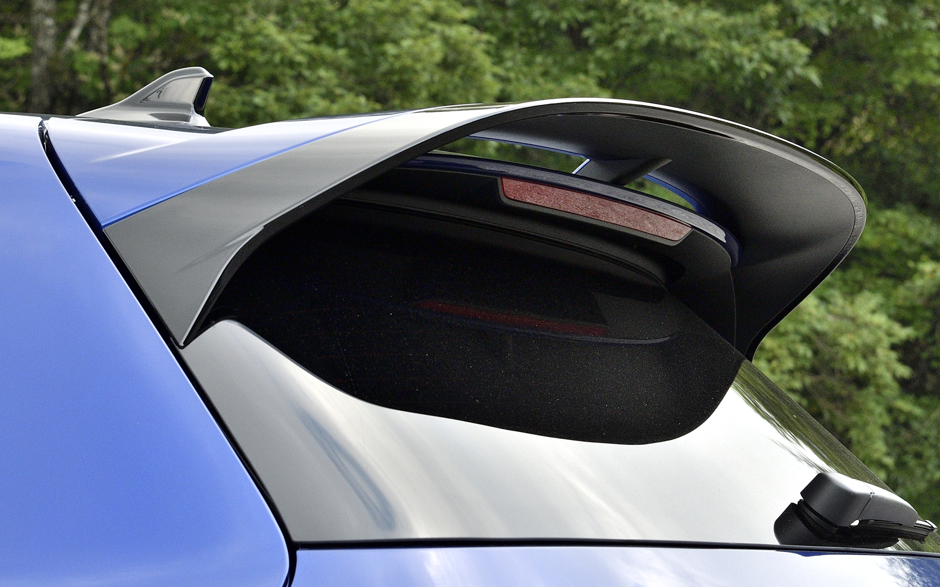 エクステリアを際立たせつつ、ダウンフォースを発生させ、走行安定性の向上に寄与する専用リアスポイラーを装備