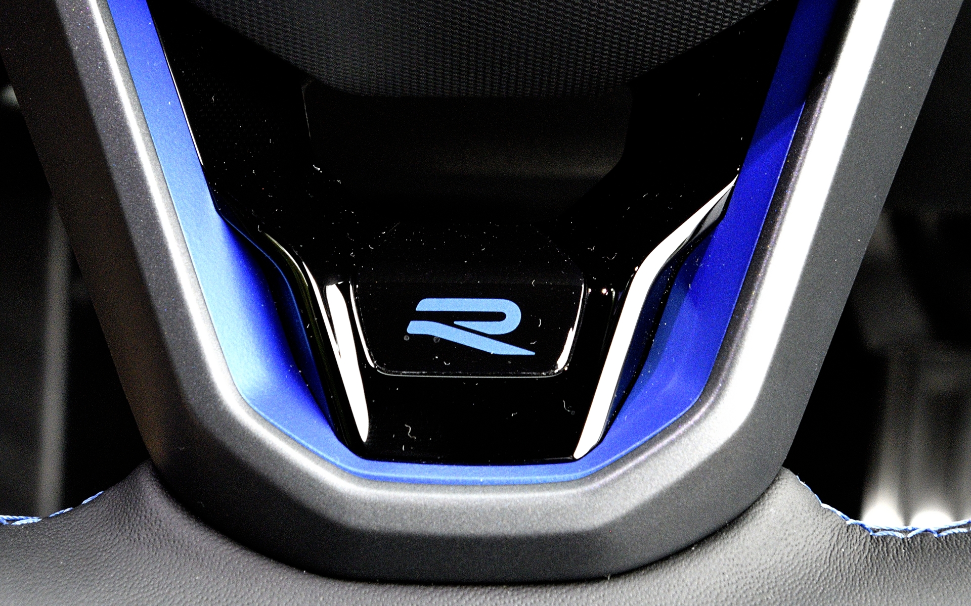 レザーマルチファンクションステアリングホイールも専用品で、下部にはブルーのRエンブレムが配される