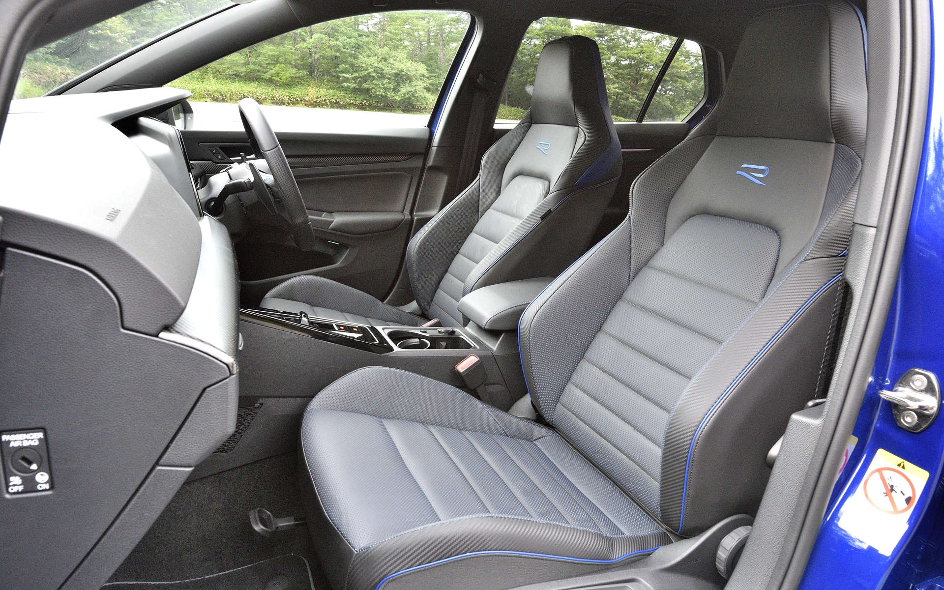 シートはブルーのRロゴを配した上質なナパレザーとカーボン調のテクスチャーがあしらわれる。運転席は電動調整＆メモリー機能やベンチレーションなどを備える