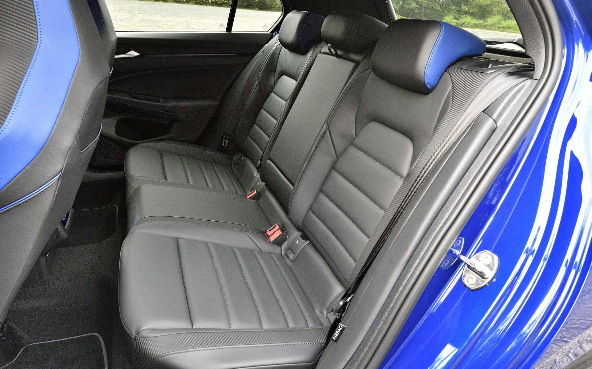 リアシートもヘッドレストにブルーの挿し色が入る