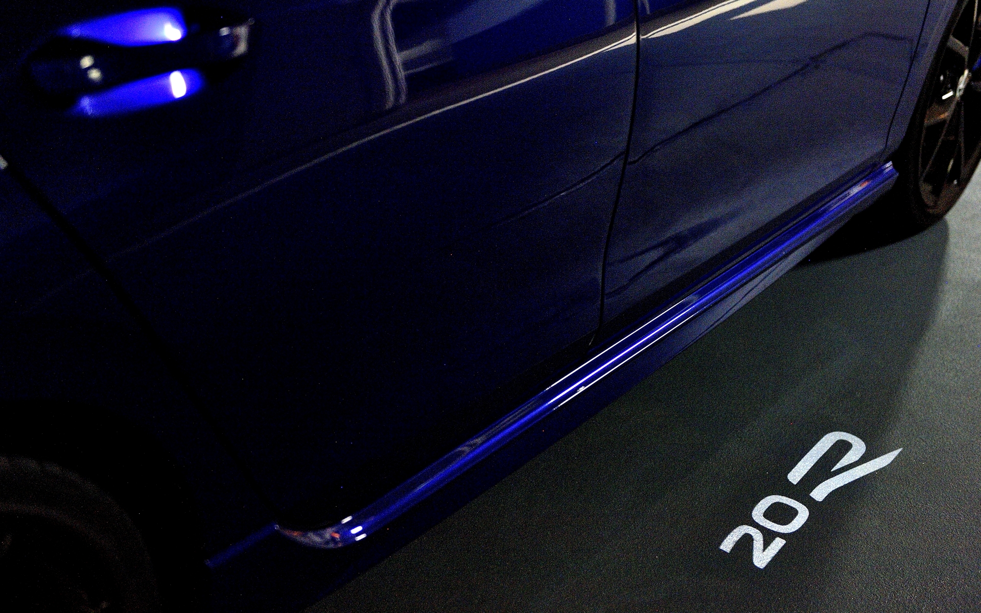 暗い場所では「20R」のロゴを足下に照射してオーナーを出迎えてくれる