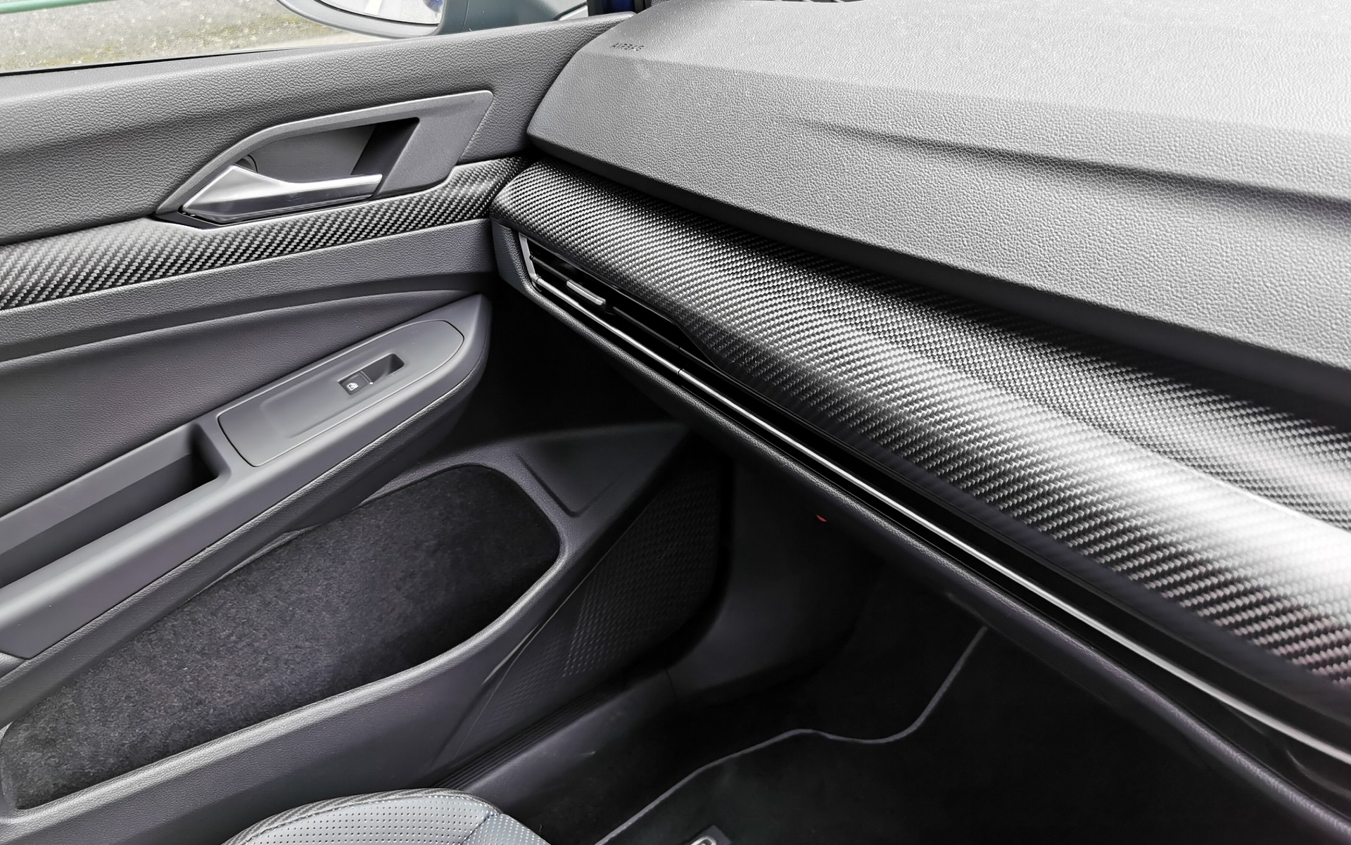 内装には特別に「リアルカーボンデコラティブパネル」が採用されている