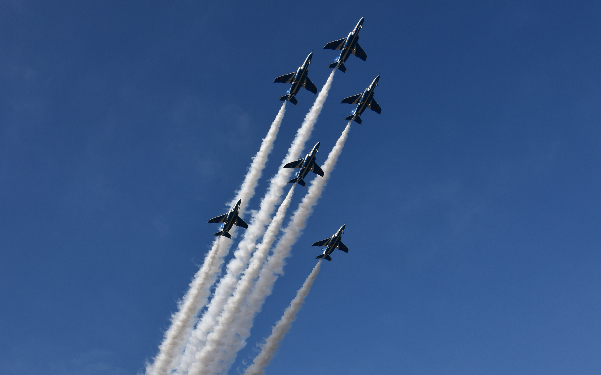 ブルーインパルスは6機のチーム構成。垂直尾翼に1番機や2番機であることが分かるような数字が入っている