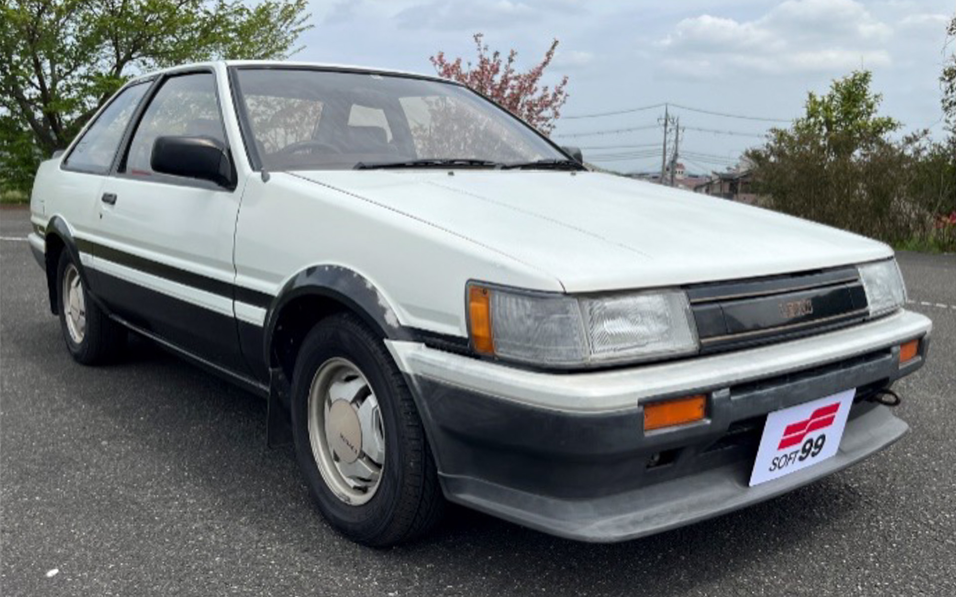 AE86型から“ハチロク”の通称で親しまれているトヨタ自動車の「カローラレビン」