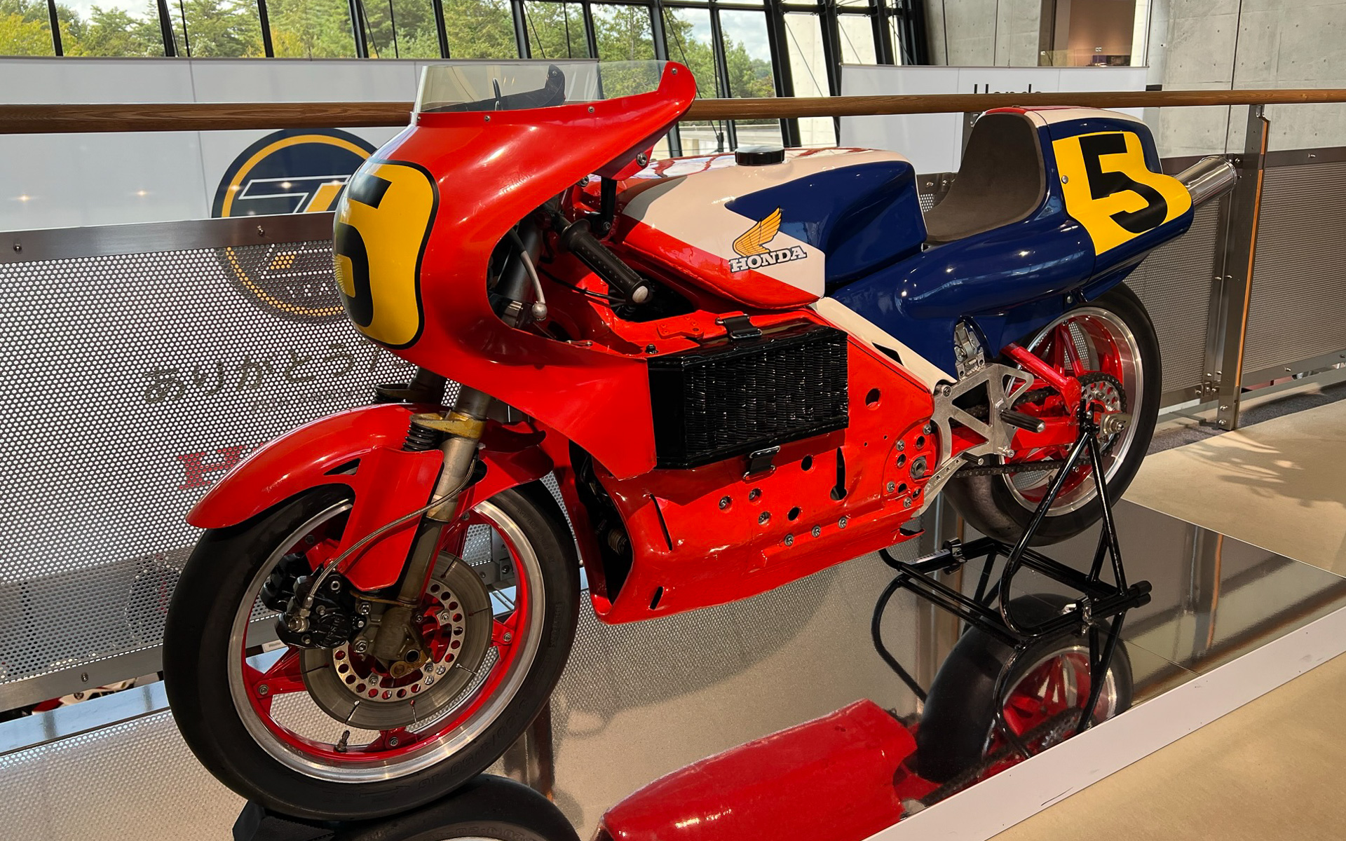 ホンダコレクションホールで「二輪世界グランプリ ガレージコレクション」に展示されたNR500（OX）（1979） 片山 敬済。このマシンを間近に見られるという貴重なイベント
