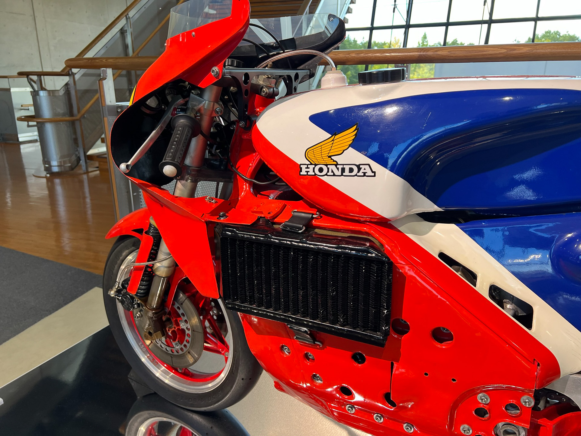 モノコックシャシーに表面ラジエータ。挑戦するホンダの思いにあふれている