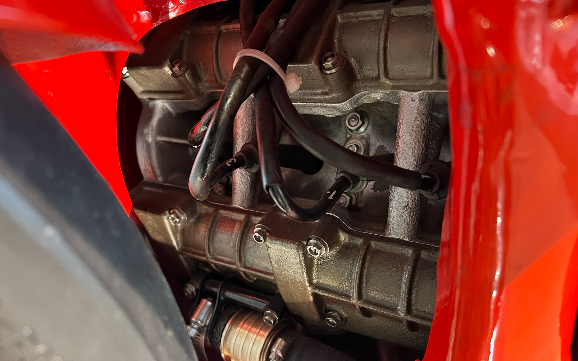 楕円ピストンの収まるエンジン。片バンク2気筒、でもプラグは4本