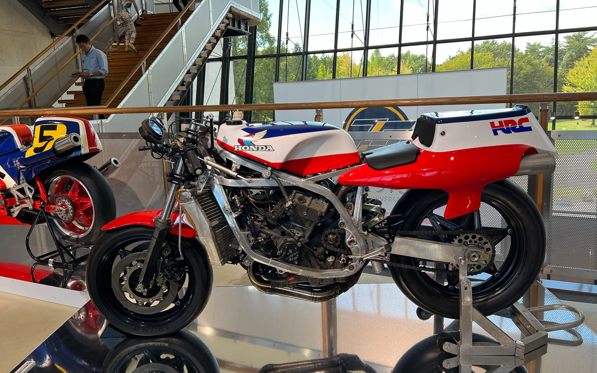 少し大人になったNR500。フレームがアルミのダブルクレードルになった木山賢悟選手のマシン。NR500唯一の全日本勝利を記録した