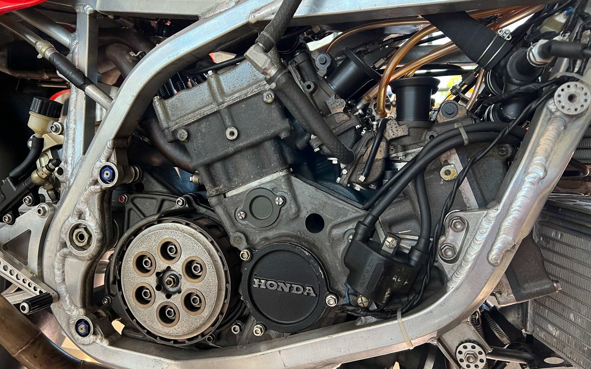 Vバンク90度がよく分かる。ホンダデザインの乾式多板クラッチカバーに心揺さぶられる