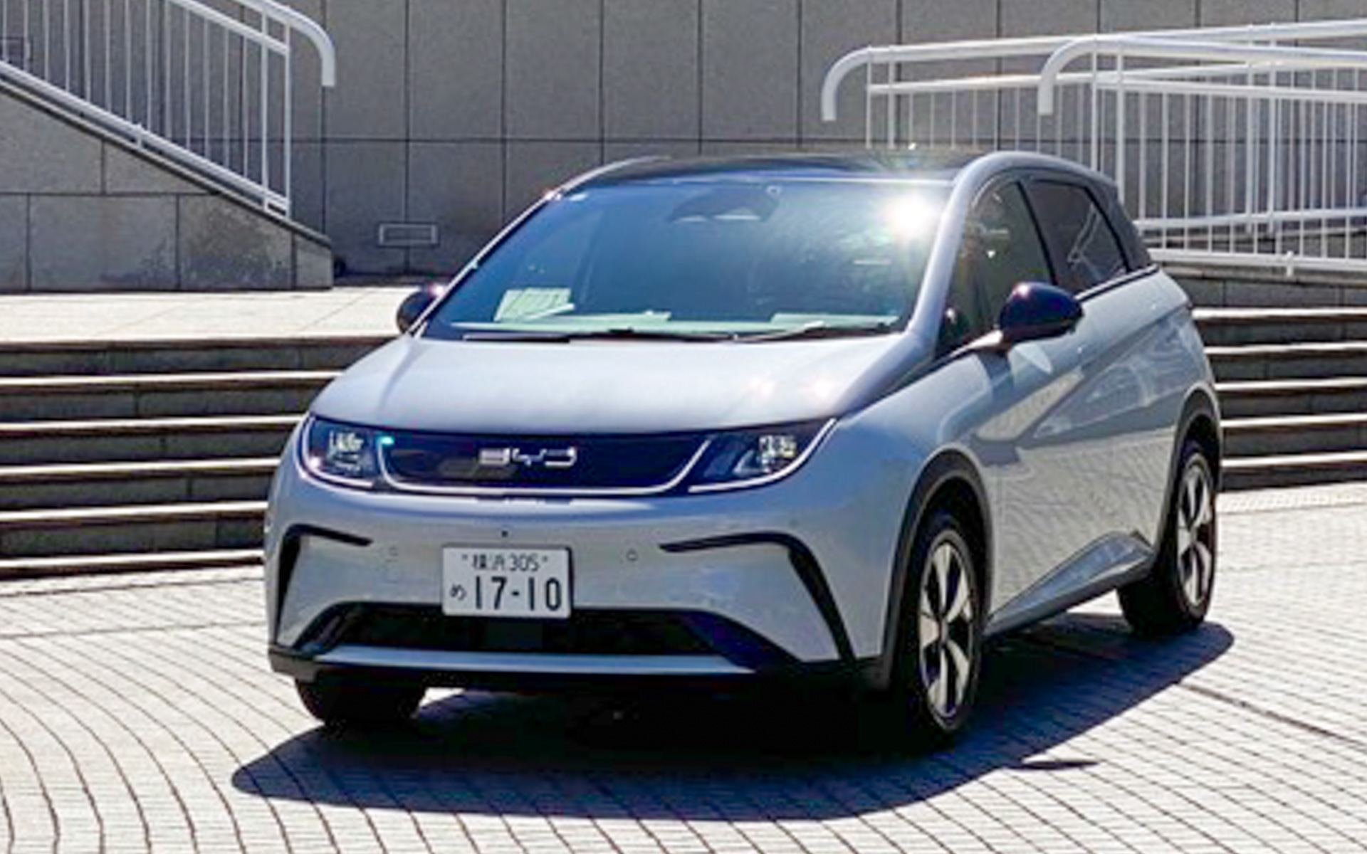 イルカみたいにつぶらな瞳がキュートな、BYDのコンパクトEV、ドルフィン。標準モデルとロングレンジがあって、外観で見分けるポイントはルーフがツートーンになったり、ホイールのデザインが変わるところです