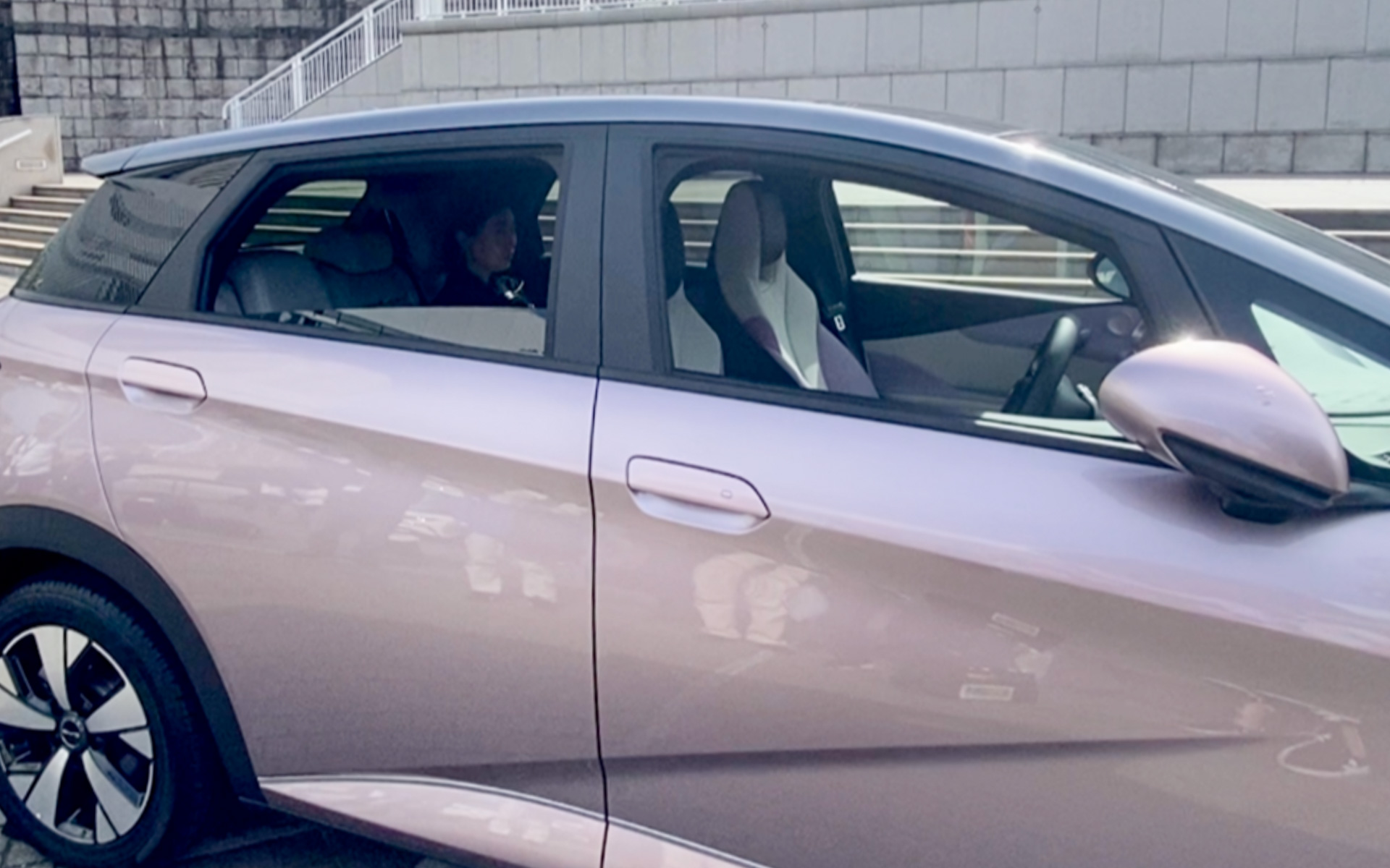 幼児置き去り防止装置（CPD）の実演も見ることができました。後席に女性が座っていますが、軽く左右に頭を動かしただけで、装置が作動。かなり大きな音でホーンが鳴り、周囲に置き去りにされていることを通報してくれます。自動でエアコンが作動するというのも助かりますね