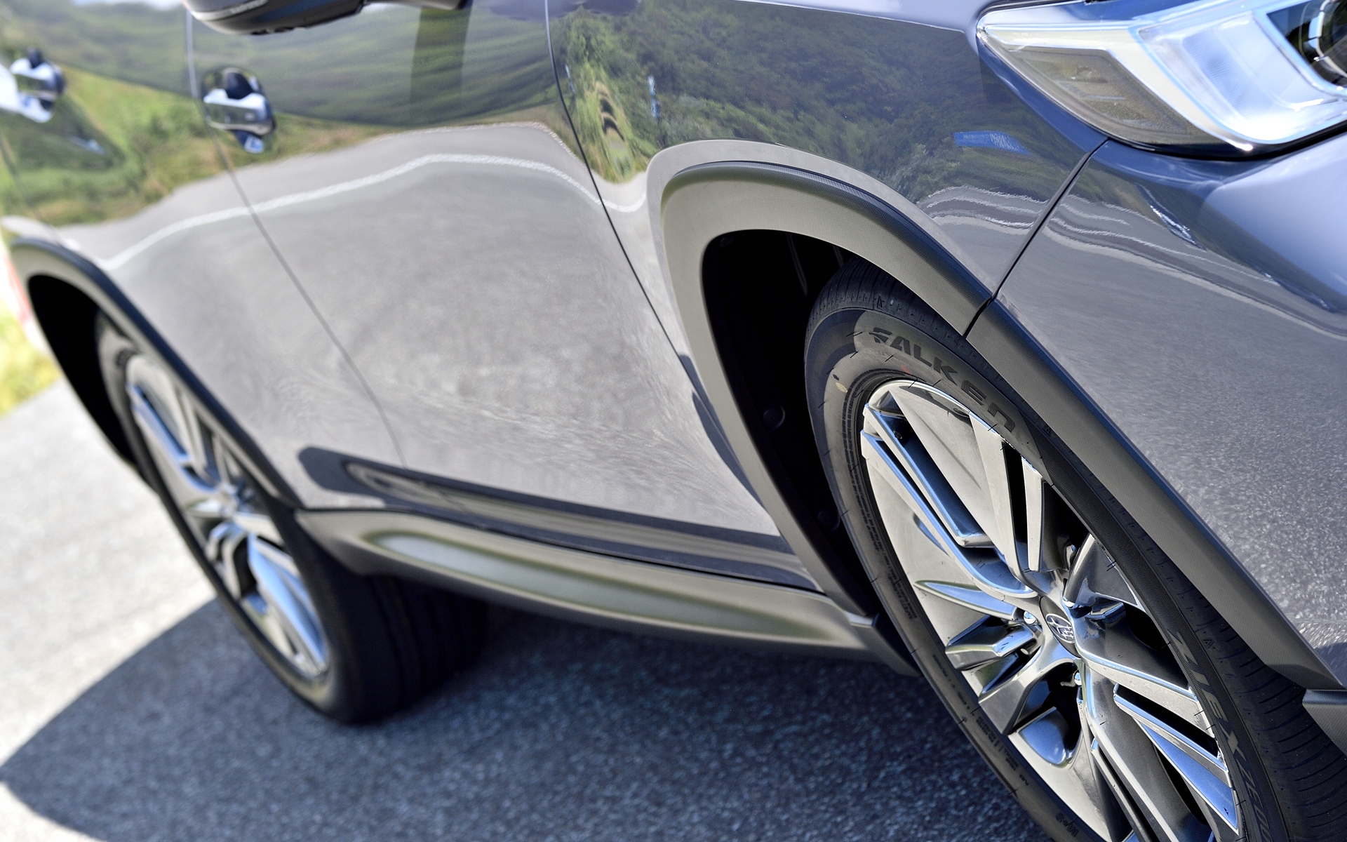 エクステリアは、フロントまわりから始まる1つの面が豊かにおおらかに流れていくデザイン。グリル、バンパーといった要素ごとではなく、1つの大きな立体として構成され、フロント両サイドの縦モチーフが流れをしっかりと受け止め、表情を引き締めている。リアまわりもフロントと同じ考え方で構成され、車両全体での豊かな表現に注力。縦方向の厚みをしっかりと見せ、SUVらしい存在感を表現するとともに“土の香りがしない”サイドクラッディングと、ホイールも“凜と包”で表現した