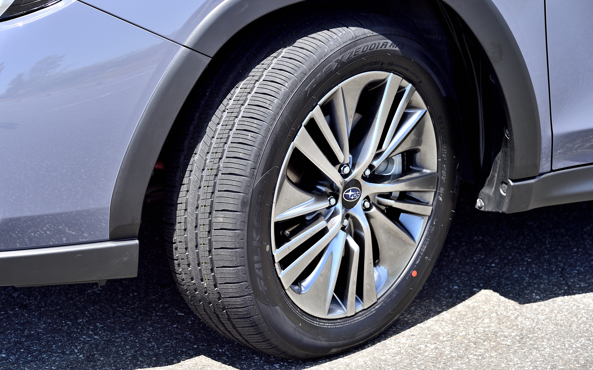 エクステリアは、フロントまわりから始まる1つの面が豊かにおおらかに流れていくデザイン。グリル、バンパーといった要素ごとではなく、1つの大きな立体として構成され、フロント両サイドの縦モチーフが流れをしっかりと受け止め、表情を引き締めている。リアまわりもフロントと同じ考え方で構成され、車両全体での豊かな表現に注力。縦方向の厚みをしっかりと見せ、SUVらしい存在感を表現するとともに“土の香りがしない”サイドクラッディングと、ホイールも“凜と包”で表現した