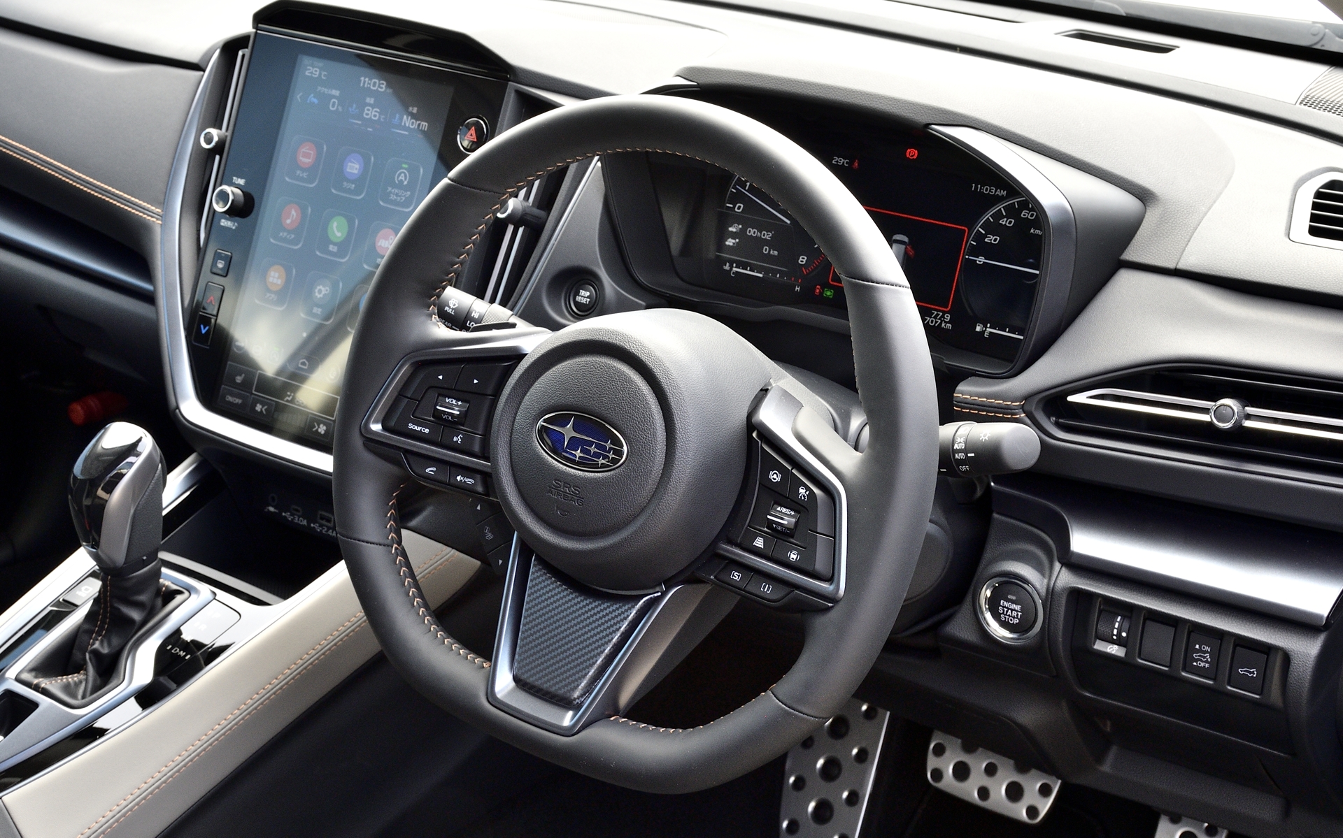 インテリアは、大切なパートナーとのリラックスした時間をより快適に、より豊かに紡ぐデザインとし、空間を彩るアッシュ×カッパーステッチの華やかな配色とコントラストを採用。暖色系の基本構成にほんのり青をミックスし、“レイバックならでは”を演出している